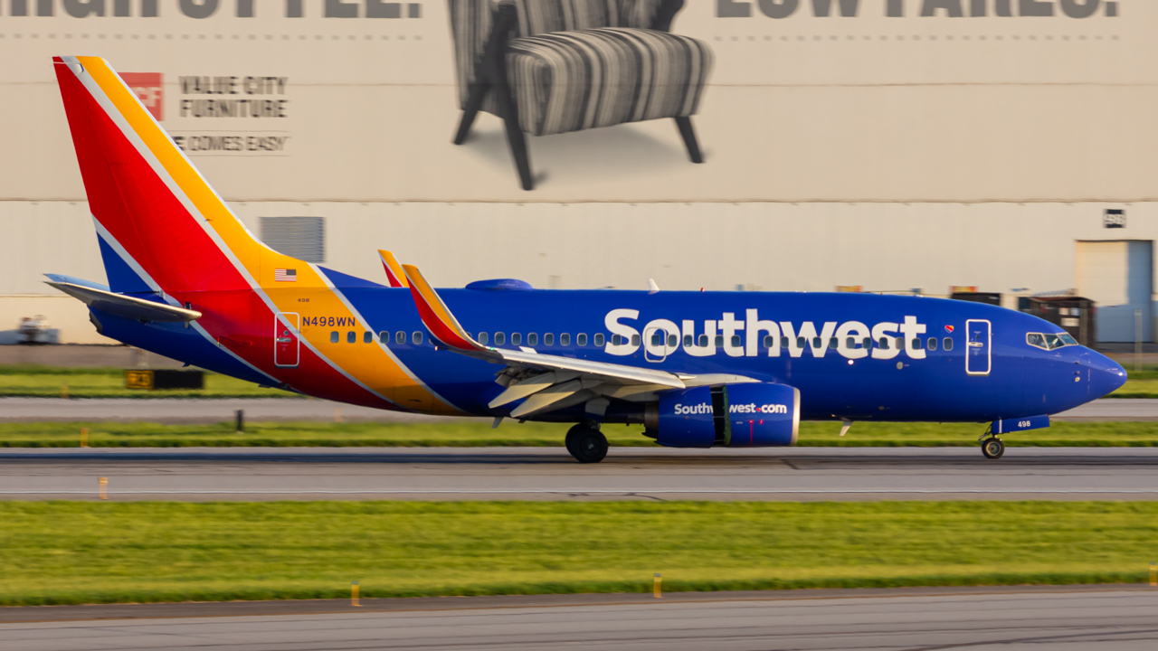 Full size: Southwest Airlines Boeing 737-700 N498WN at John Glenn Columbus International Airport