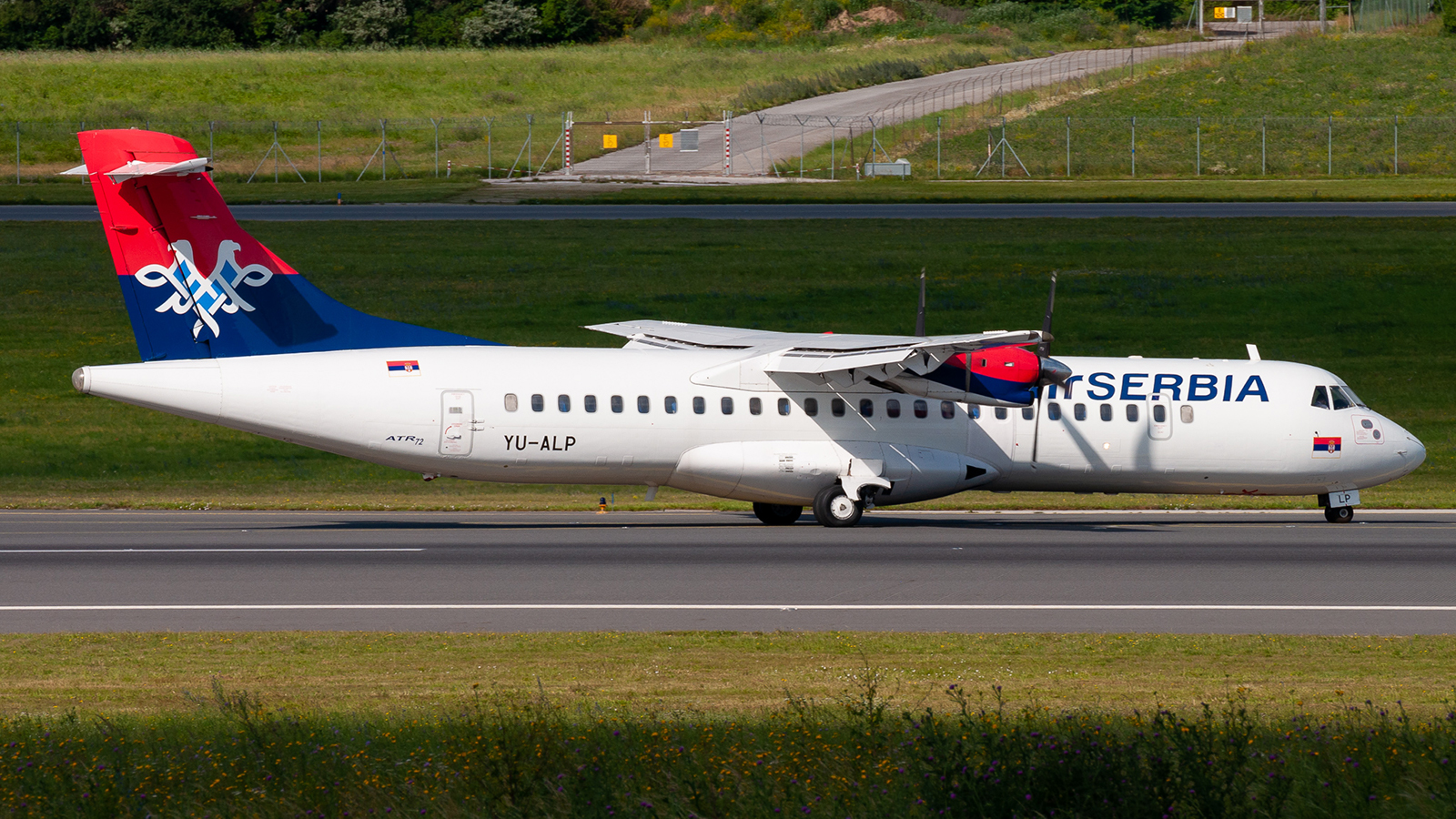 Full size: Air Serbia ATR 72-200 YU-ALP at Vienna International Airport