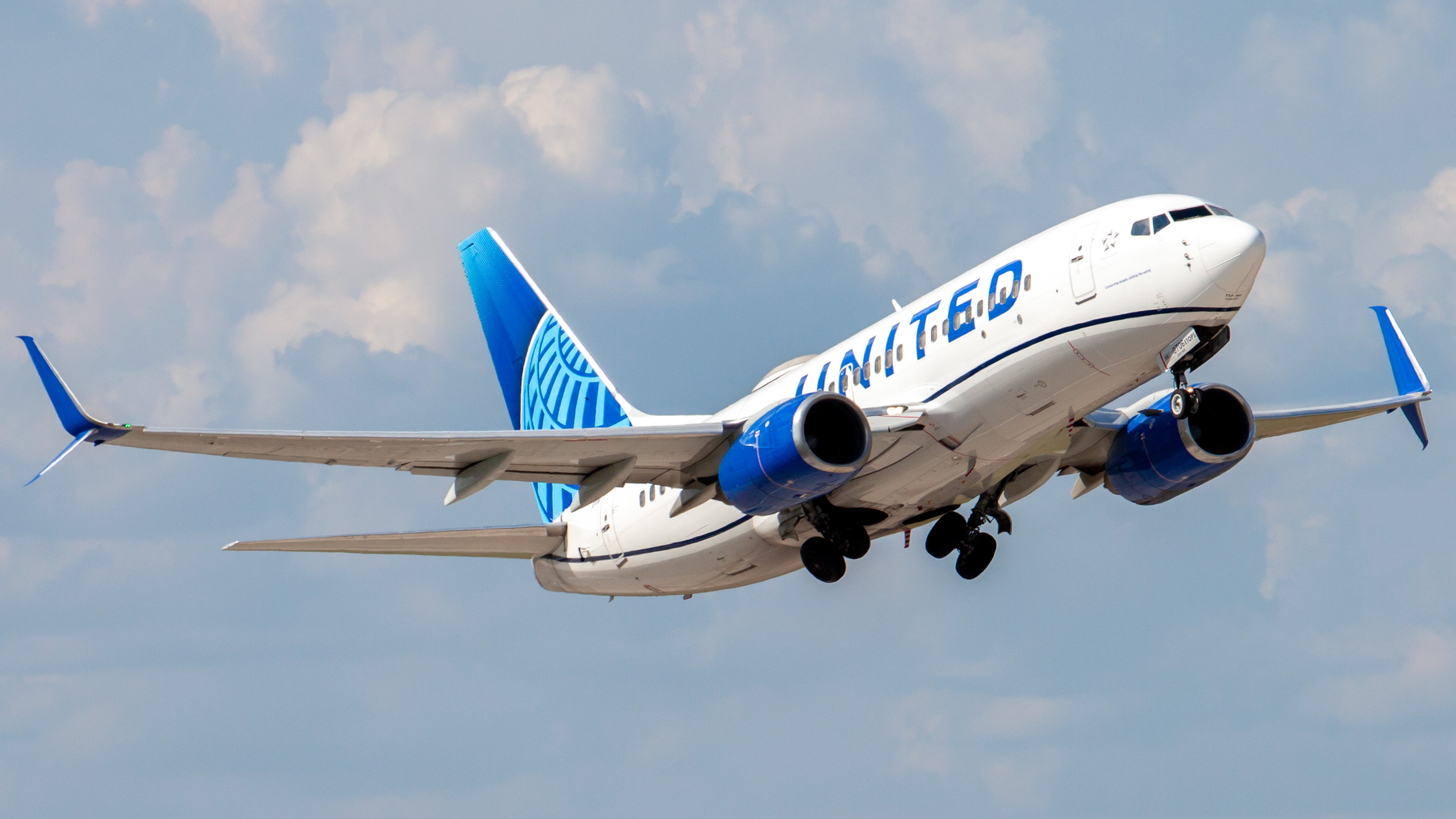 Full size: United Airlines Boeing 737-700 N24706 at Houston-George Bush Intercontinental Airport