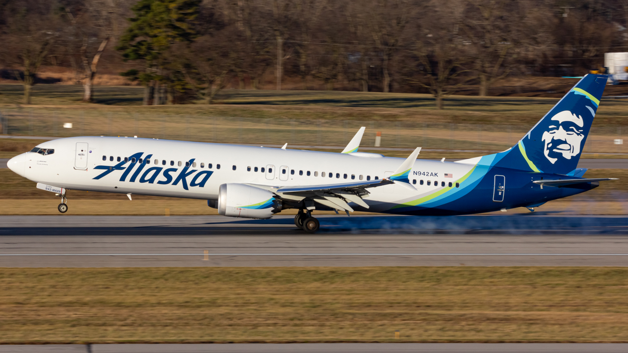 Full size: Alaska Airlines Boeing 737 MAX 9 N942AK at John Glenn Columbus International Airport