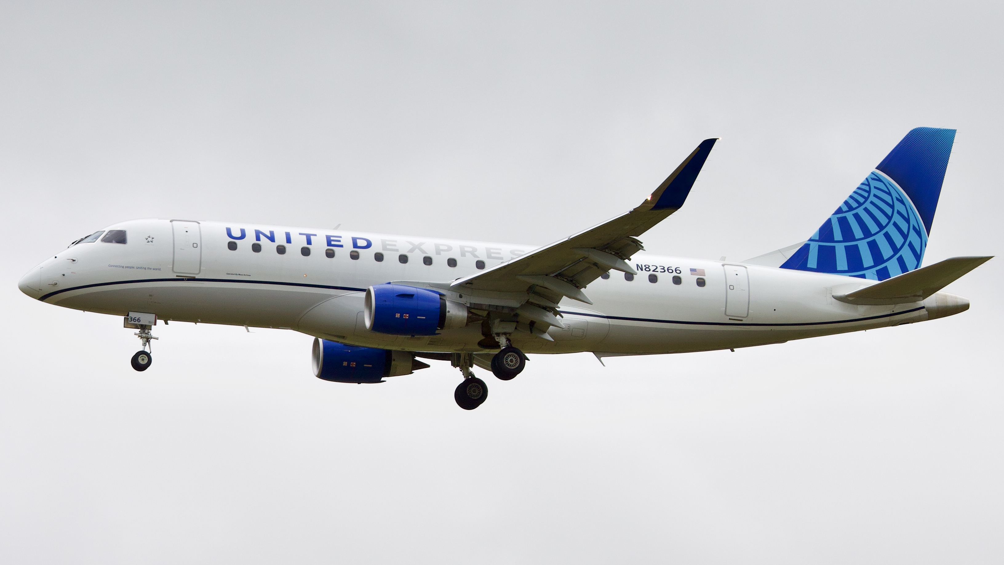 Full size: United Express Embraer E175 N82366 at Houston-George Bush Intercontinental Airport