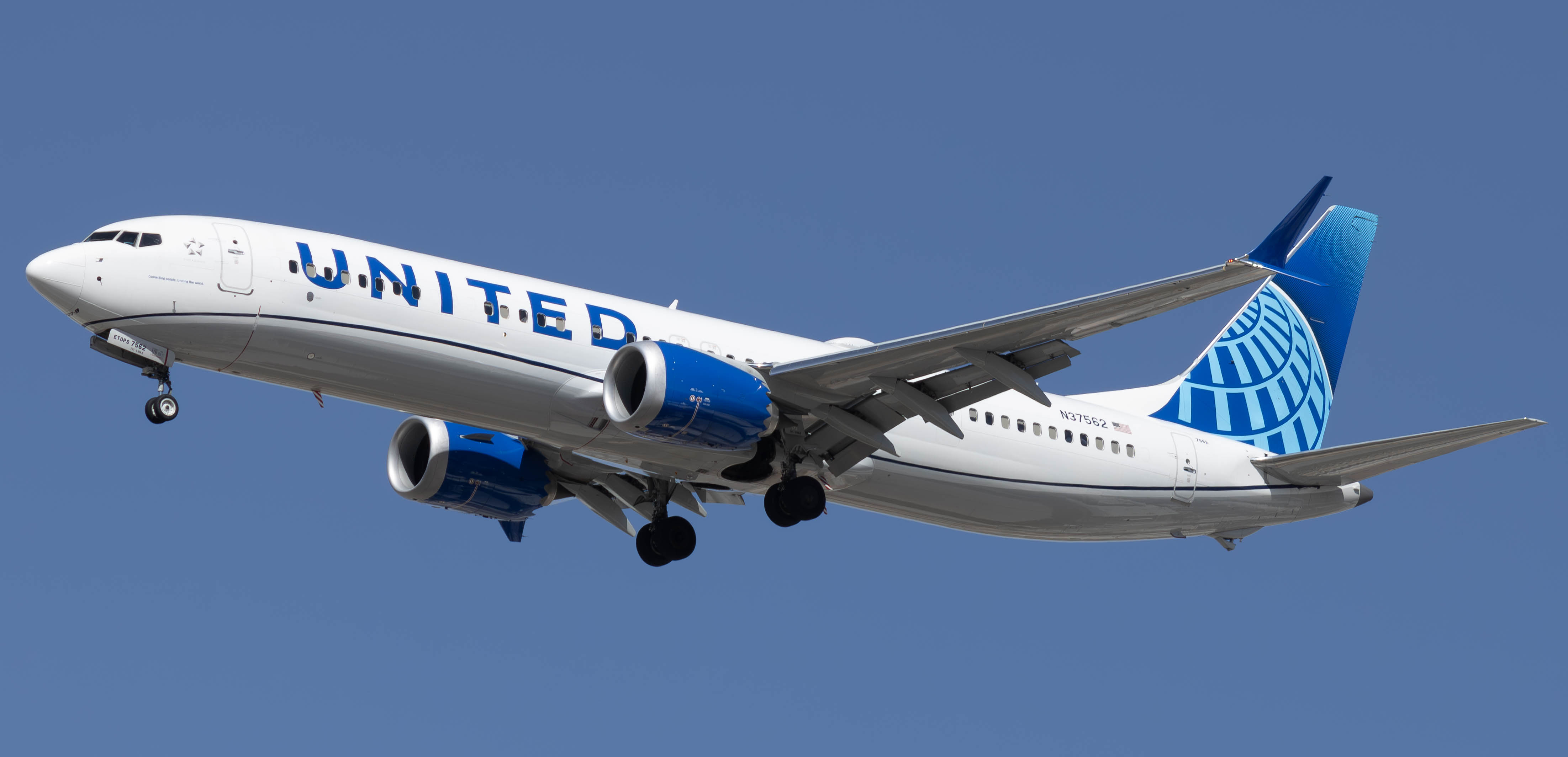 Full size: United Airlines Boeing 737 MAX 9 N37562 at Harry Reid International Airport