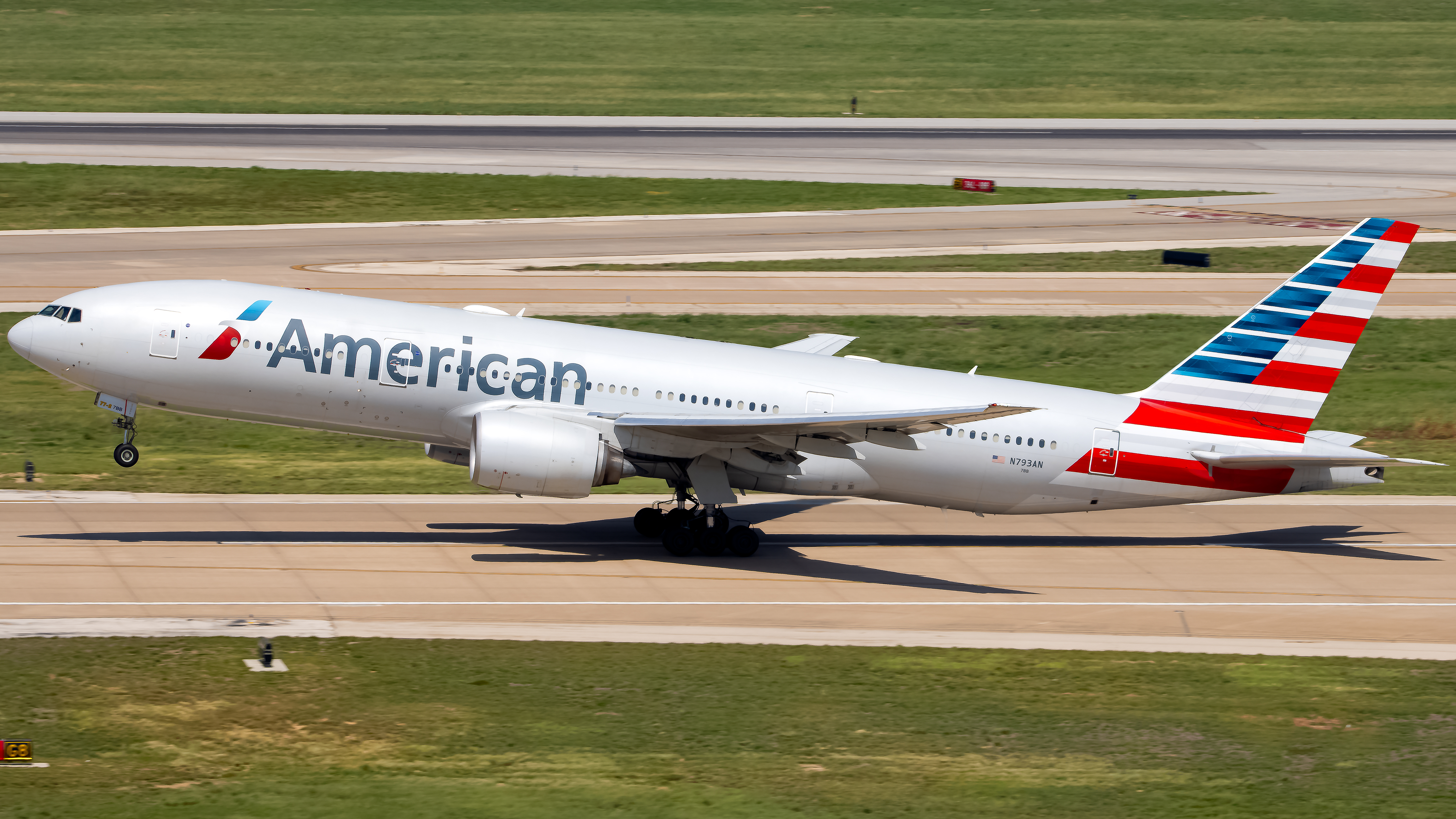 Full size: American Airlines Boeing 777-200 N793AN at Dallas-Fort Worth International Airport