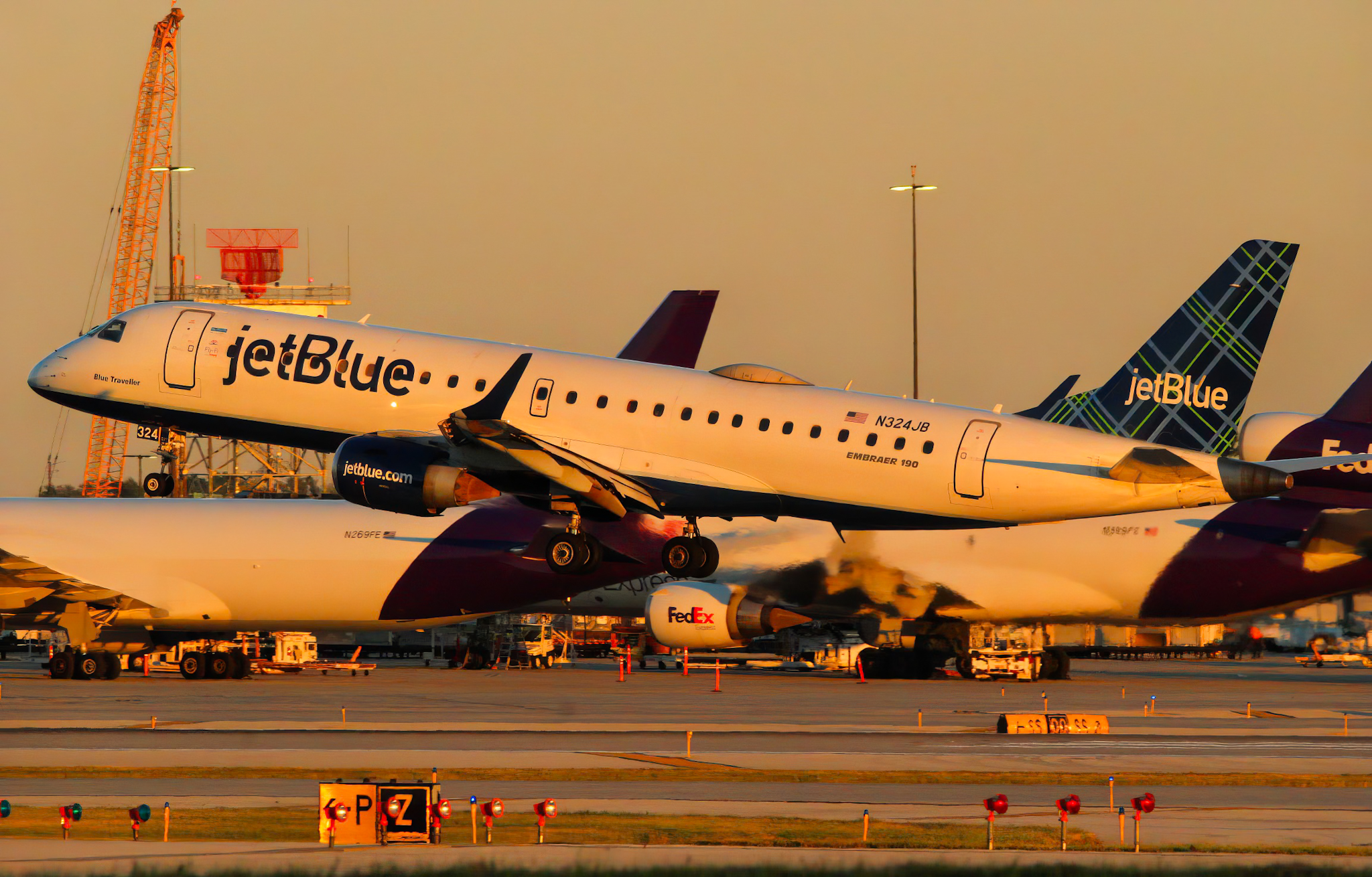 Full size: JetBlue Airways Embraer E190 N324JB at Chicago O'Hare International Airport