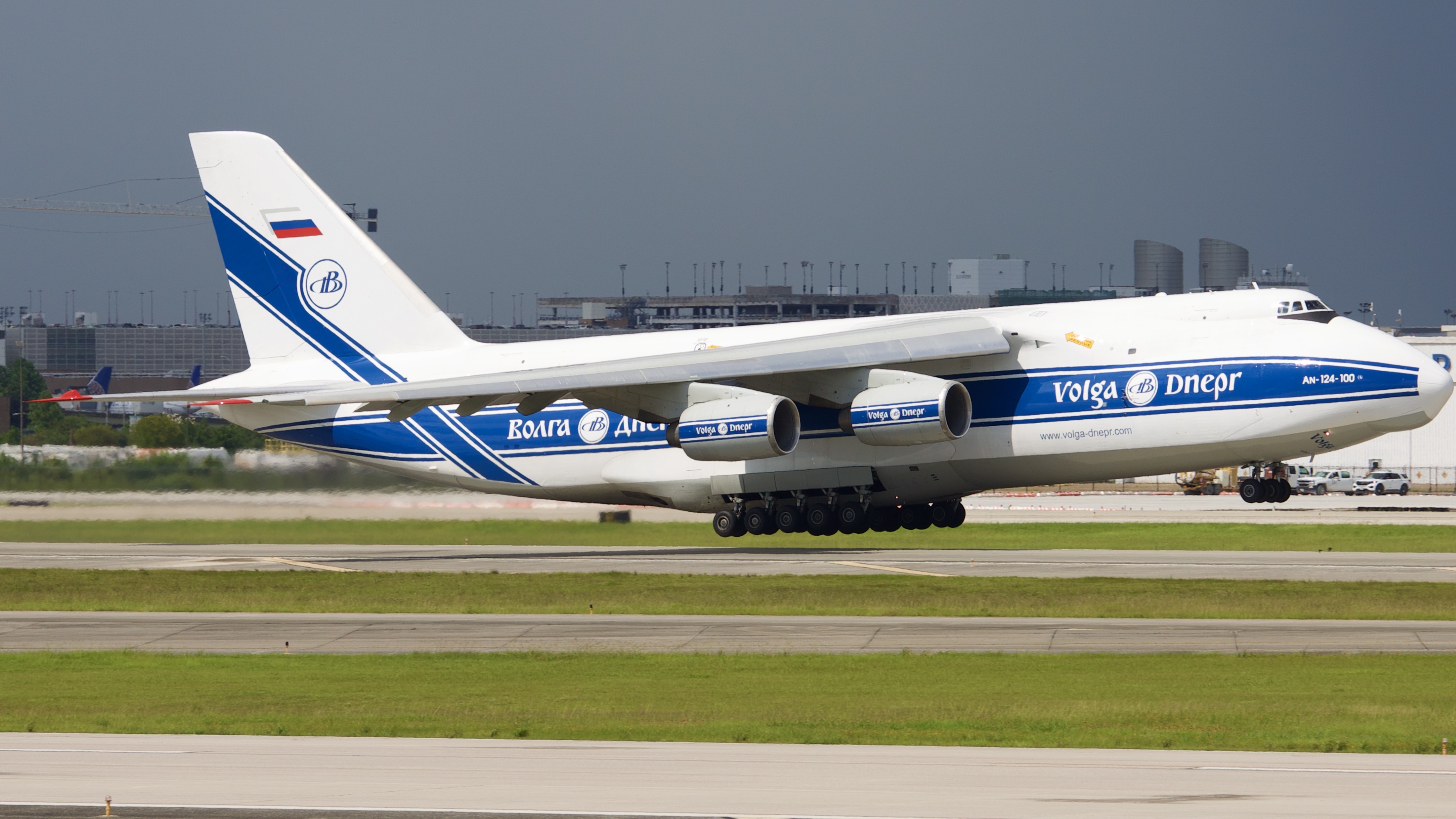 Full size: Volga-Dnepr Airlines Antonov An-124 RA-82043 at Houston-George Bush Intercontinental Airport