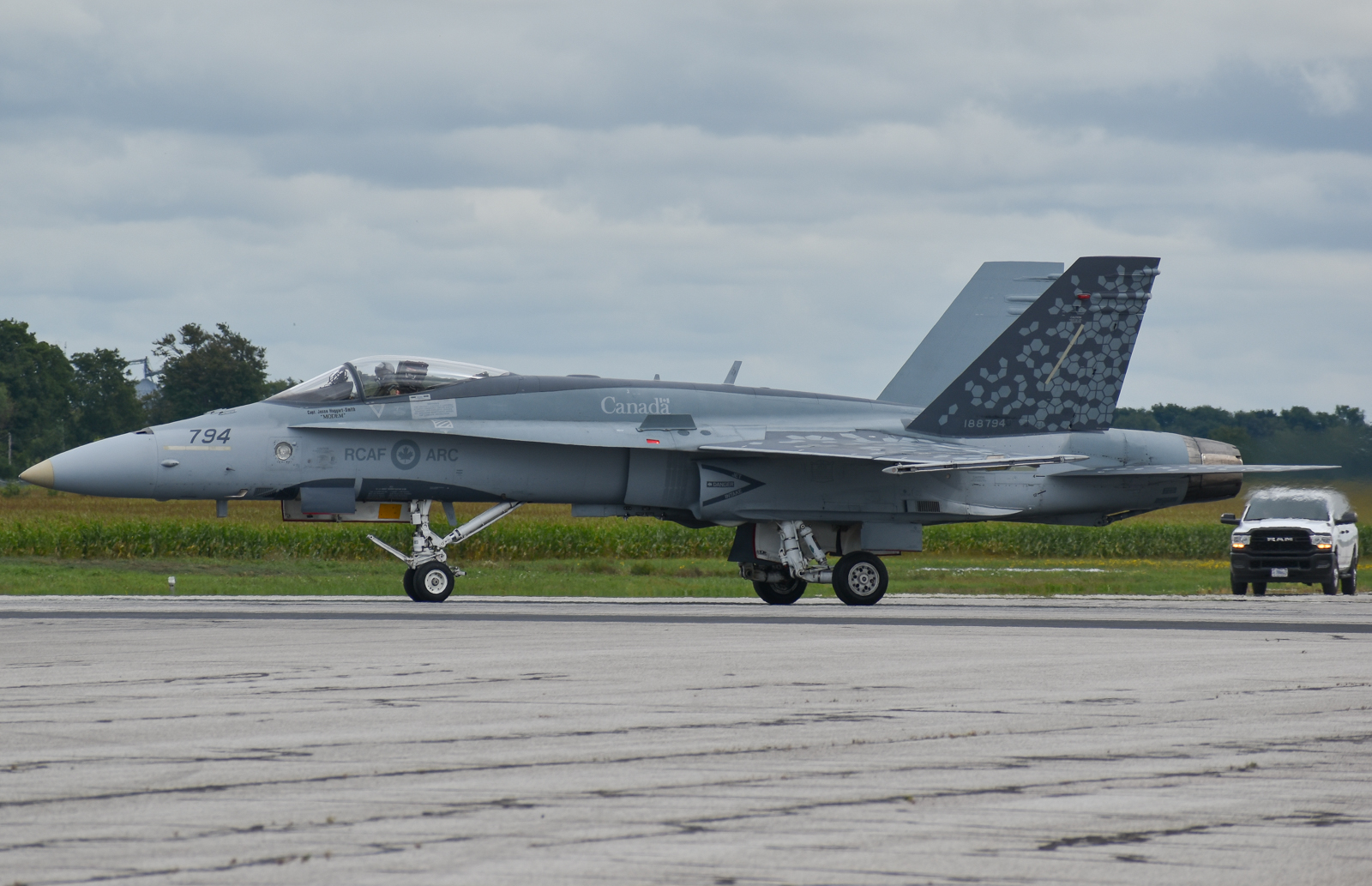 Full size: Royal Canadian Air Force McDonnell Douglas CF-188 Hornet  188794 at London International Airport