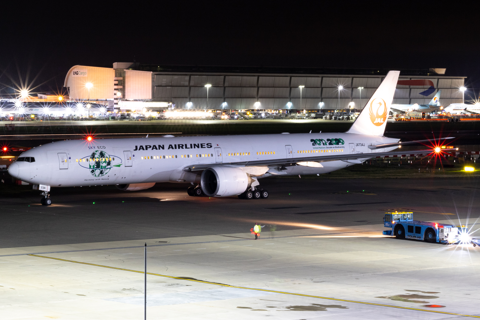 Full size: Japan Airlines Boeing 777-300ER JA734J at London Heathrow International Airport