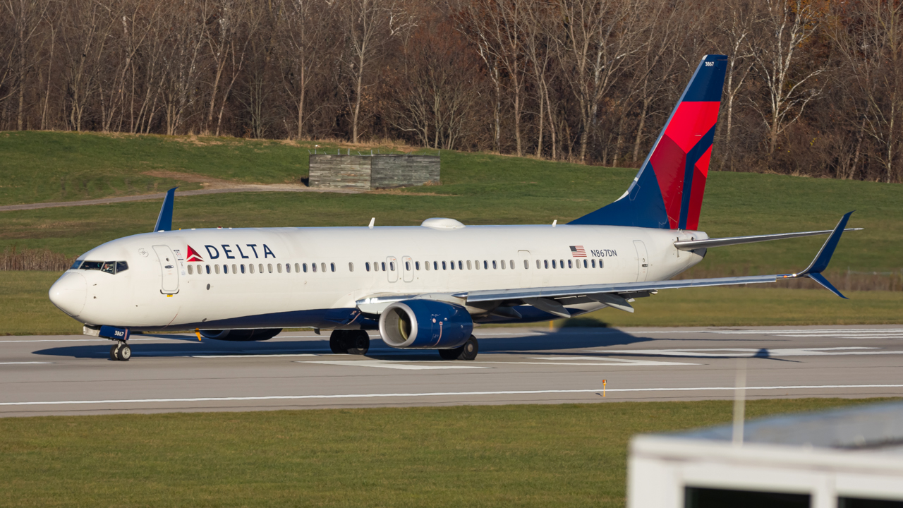 Full size: Delta Airlines Boeing 737-900ER N867DN at John Glenn Columbus International Airport
