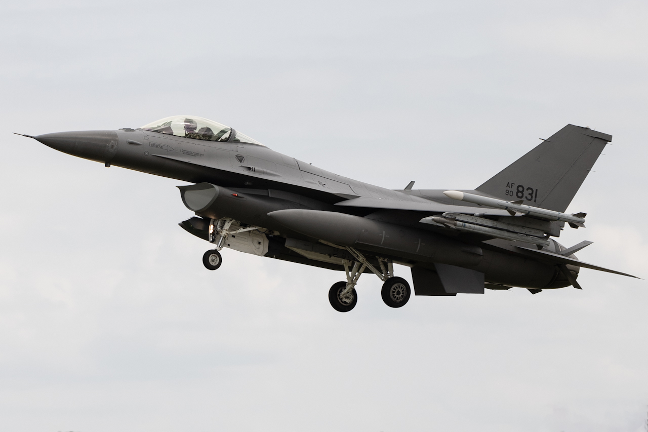 Full size: USAF - United States Air Force General Dynamics F-16 Fighting Falcon 90-0831 at Wittman Regional Airport
