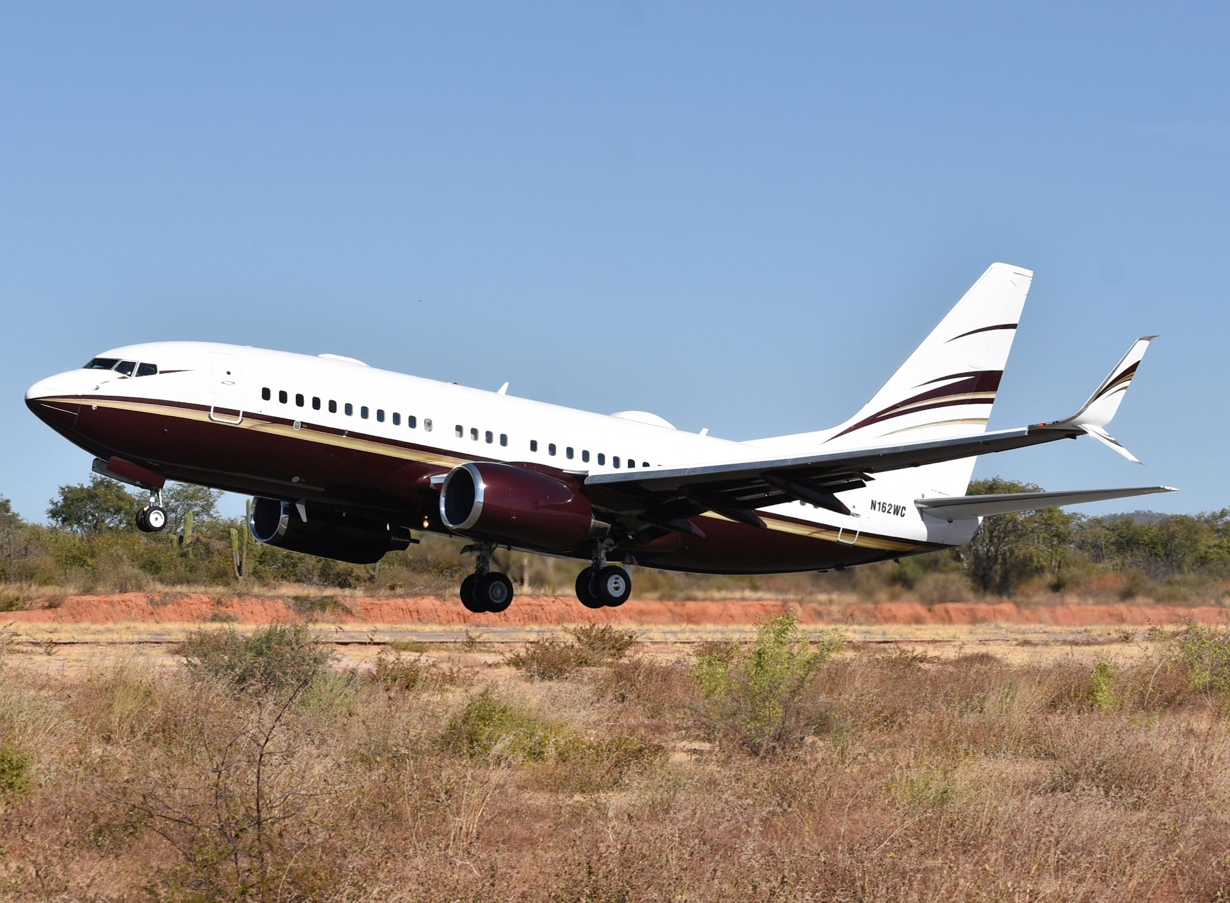 Full size: PRIVATE Boeing 737-700 N162WC at Aeropuerto de Cabo San Lucas Internacional
