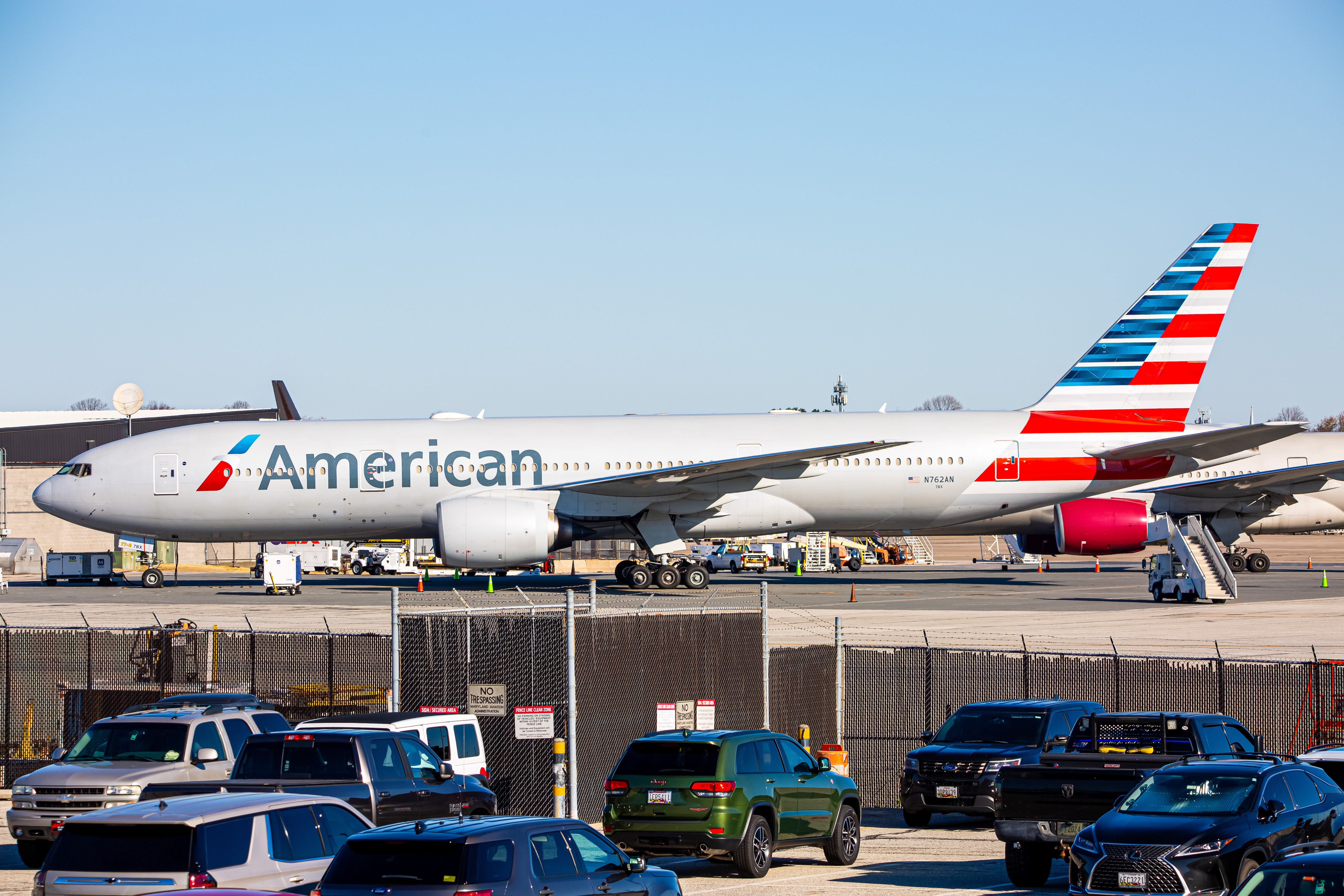 Full size: American Airlines Boeing 777-200ER N762AN at Baltimore/Washington International Thurgood Marshall Airport