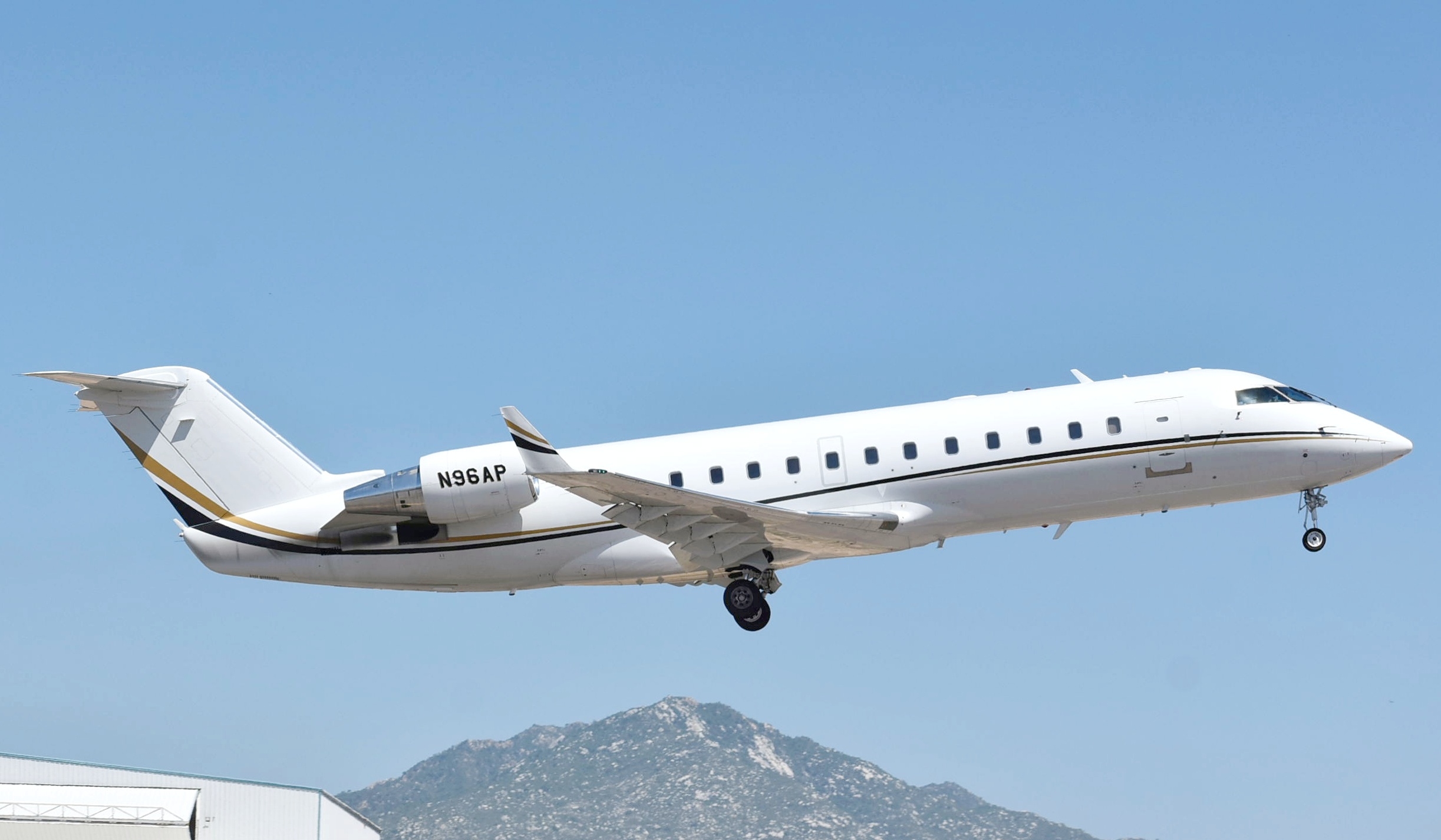 Full size: PRIVATE Mitsubishi CRJ-200 N96AP at Aeropuerto de Cabo San Lucas Internacional