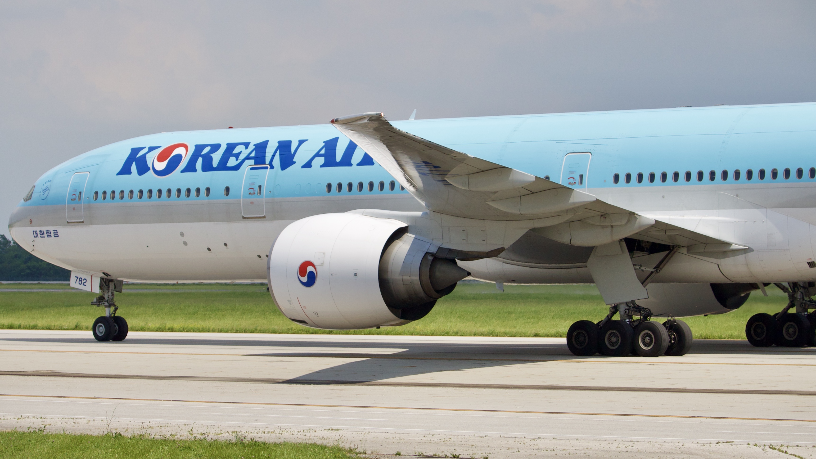 Full size: Korean Air Boeing 777-300ER HL7782 at Rickenbacker International Airport