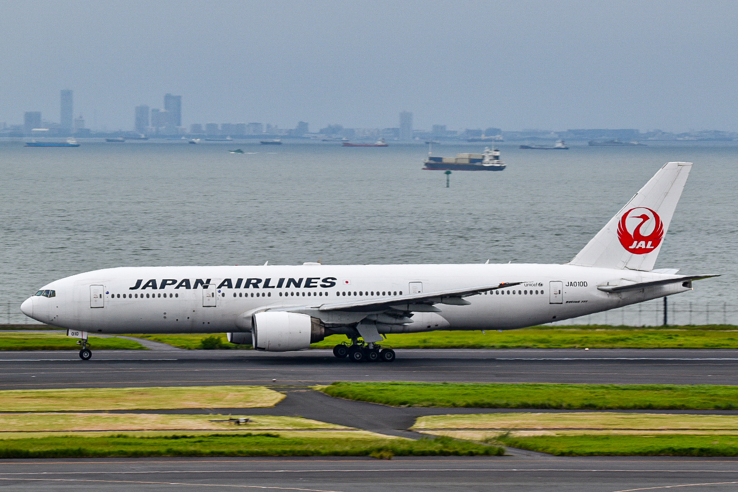Full size: Japan Airlines Boeing 777-200ER JA010D at Tokyo-Haneda Airport
