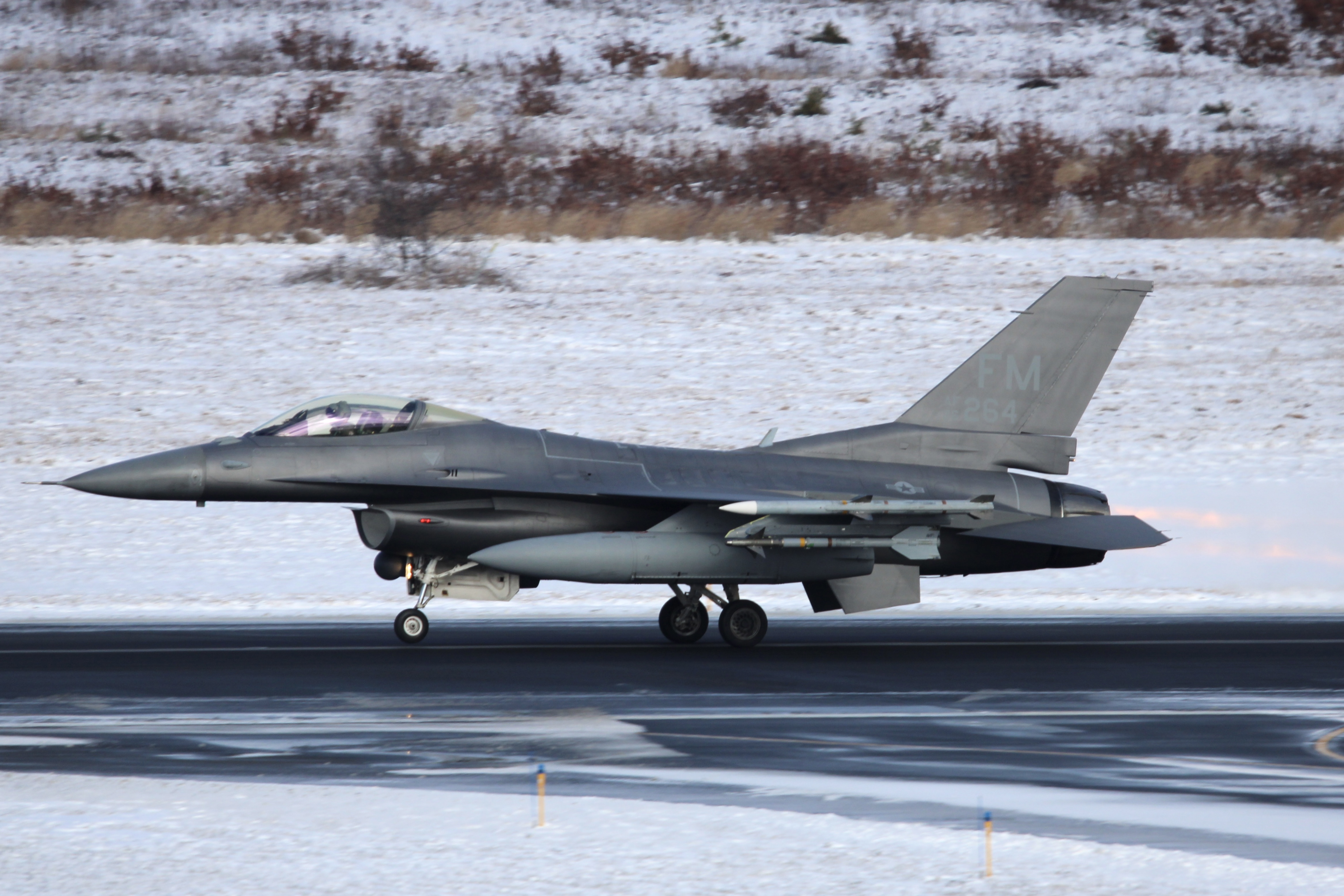 Full size: USAF - United States Air Force General Dynamics F-16 Fighting Falcon 86-0264 at Atlantic City International Airport
