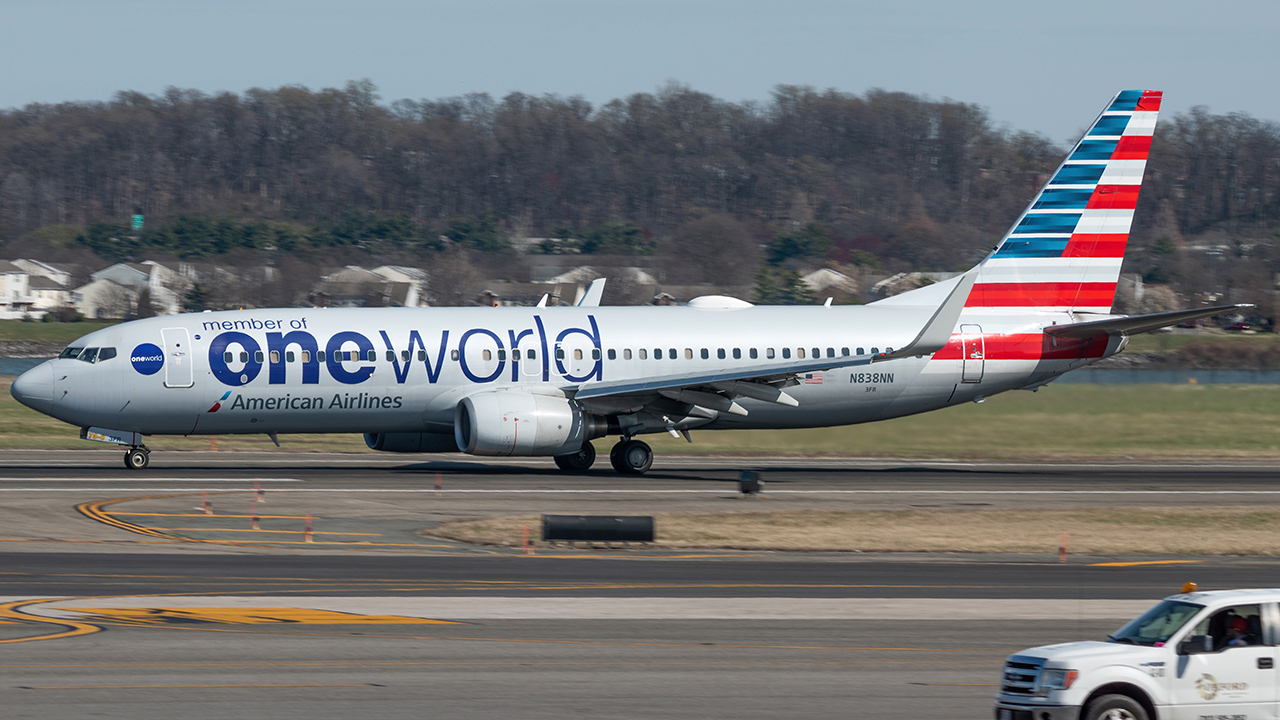 Full size: American Airlines Boeing 737-800 N838NN at Ronald Reagan National Airport