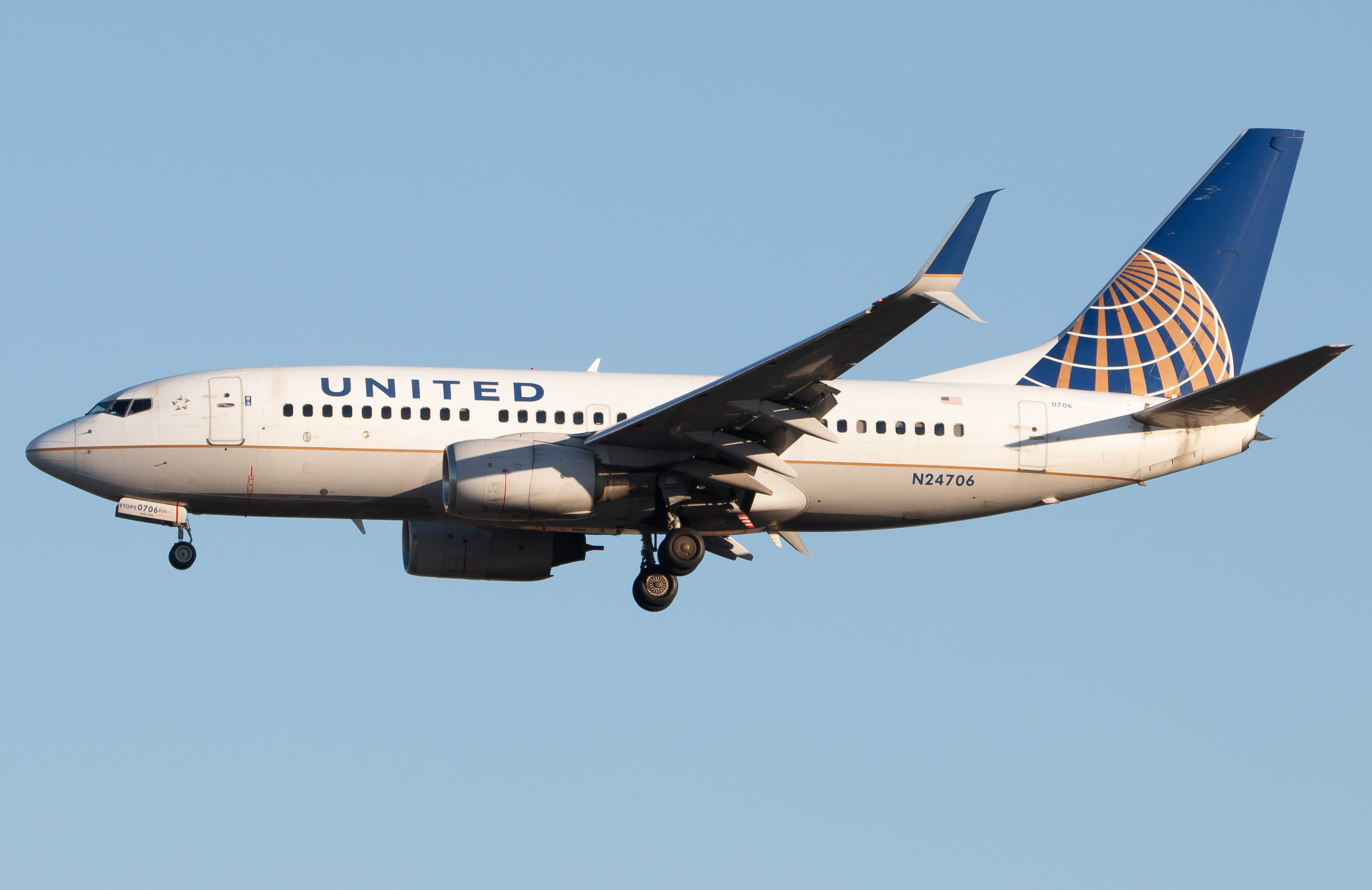 Full size: United Airlines Boeing 737-700 N24706 at Newark Liberty International Airport