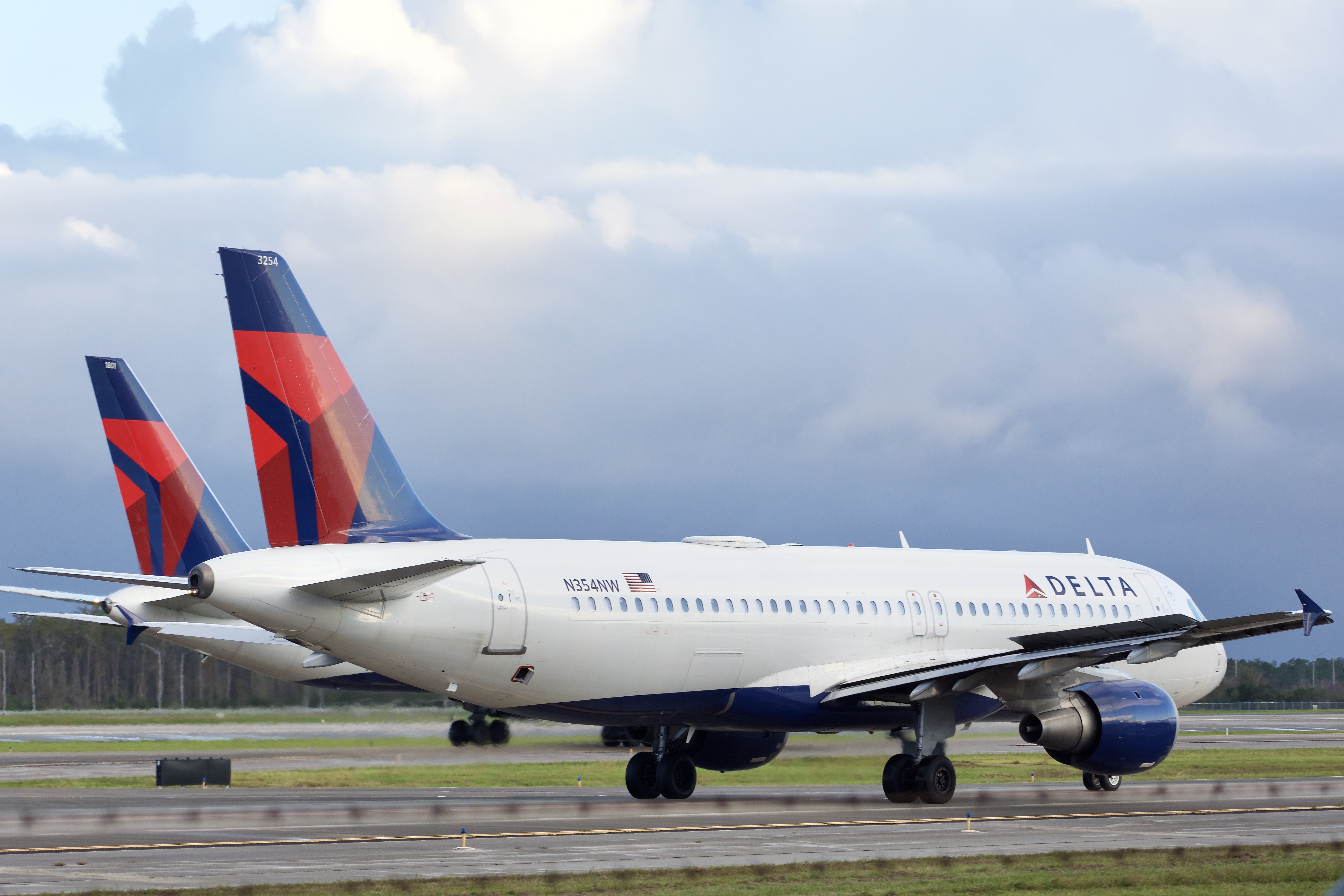 Full size: Delta Airlines Airbus A320 N354NW at Orlando International Airport