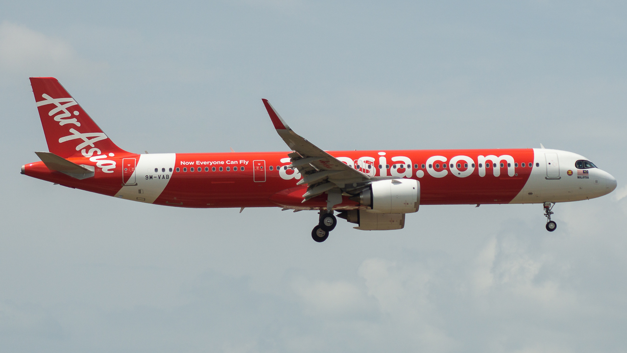 Full size: AirAsia Airbus A321NEO 9m-vab at Kuala Lumpur International Airport
