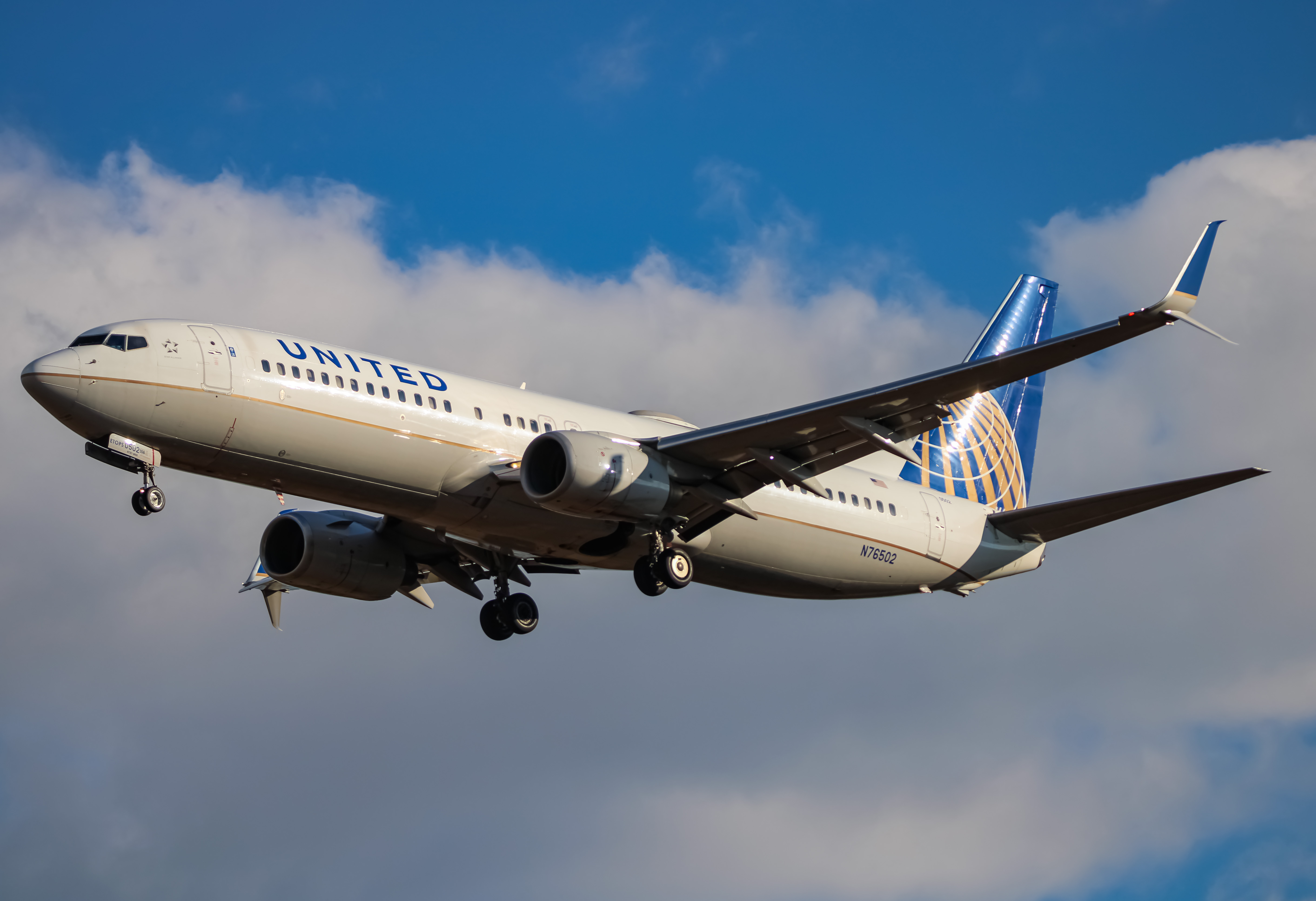Full size: United Airlines Boeing 737-800 N76502 at Washington Dulles International Airport