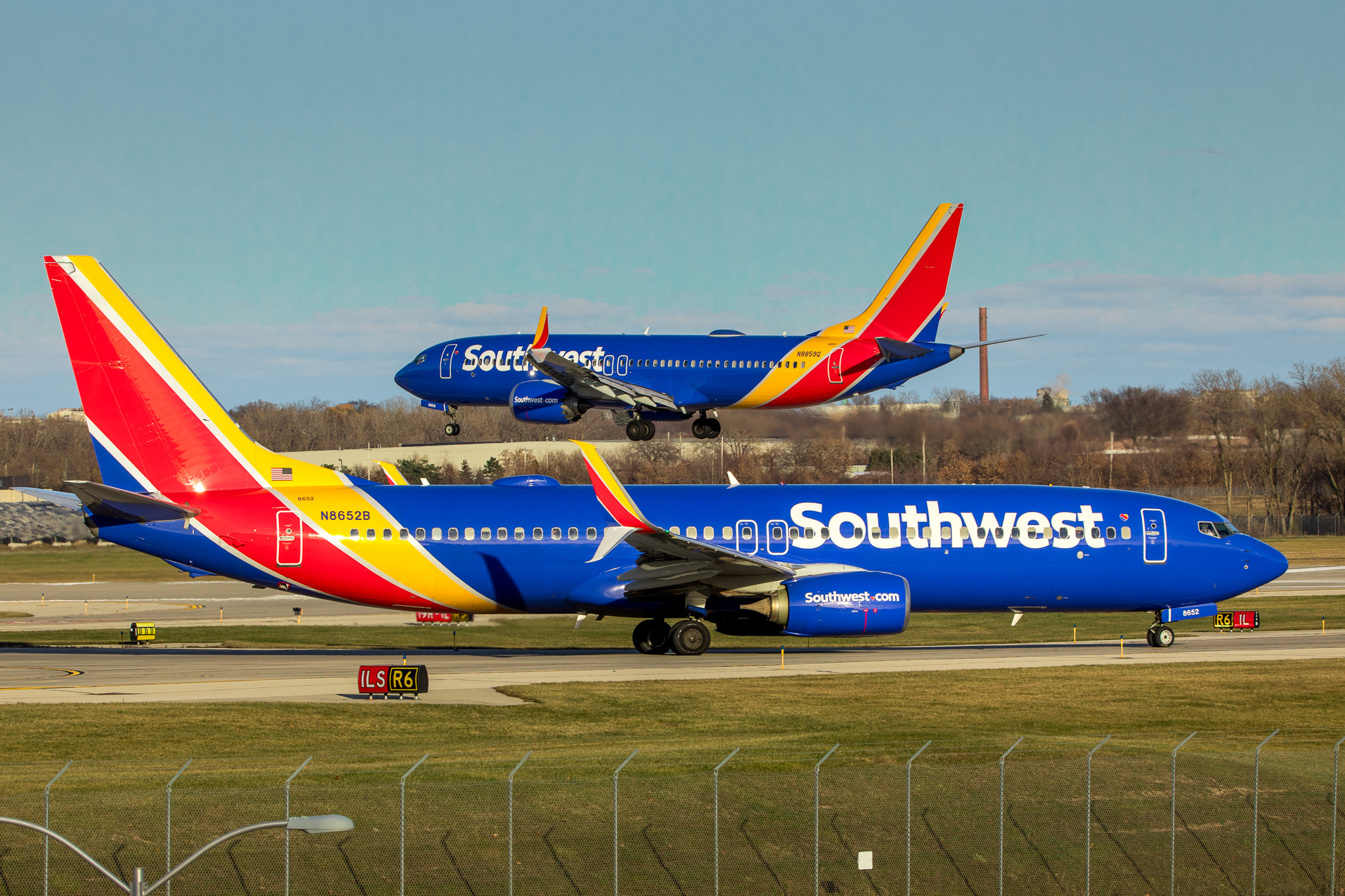 Full size: Southwest Airlines Boeing 737-800 N8652B at General Mitchell International Airport