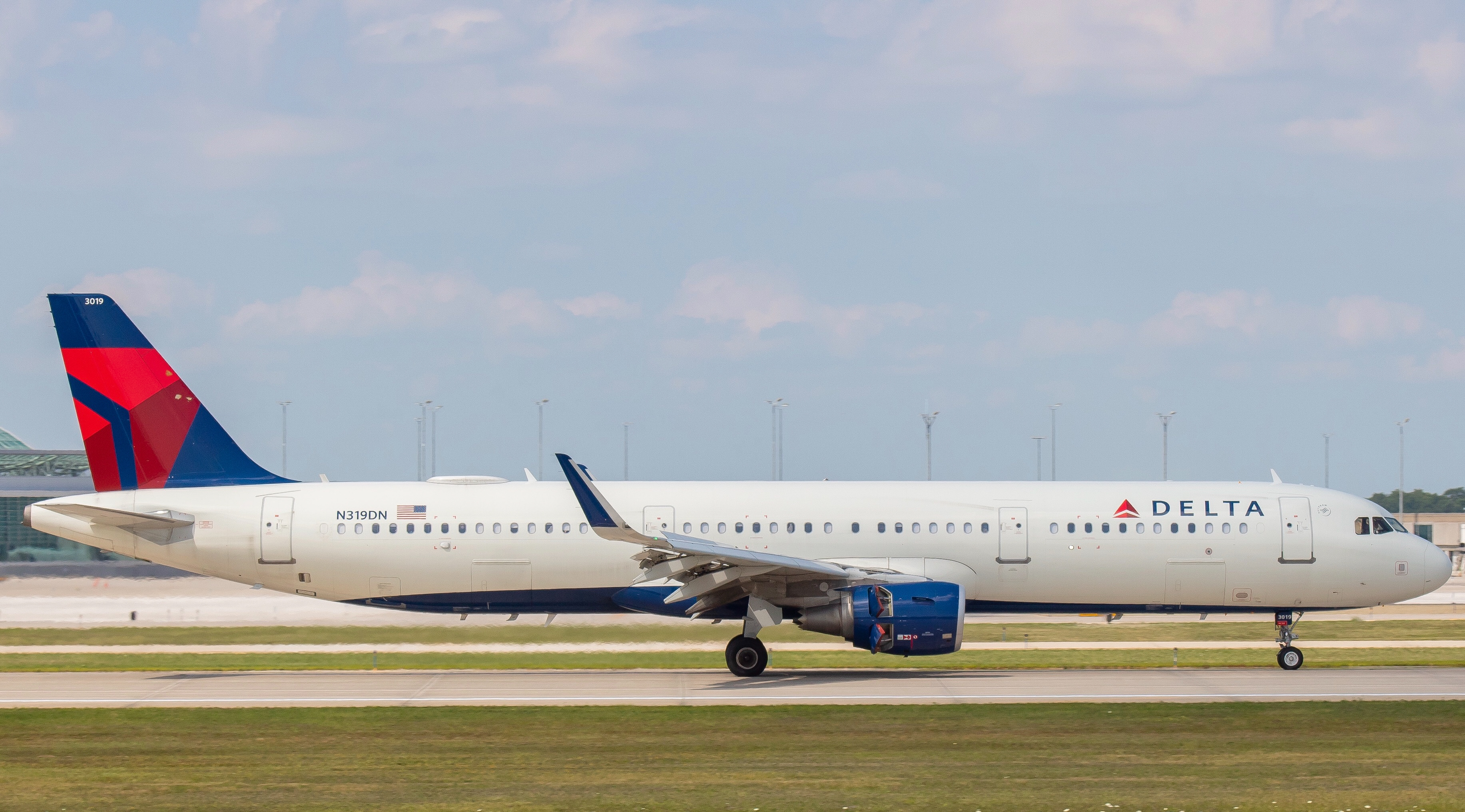 Full size: Delta Airlines Airbus A321-200 N319DN at Gerald R Ford International Airport