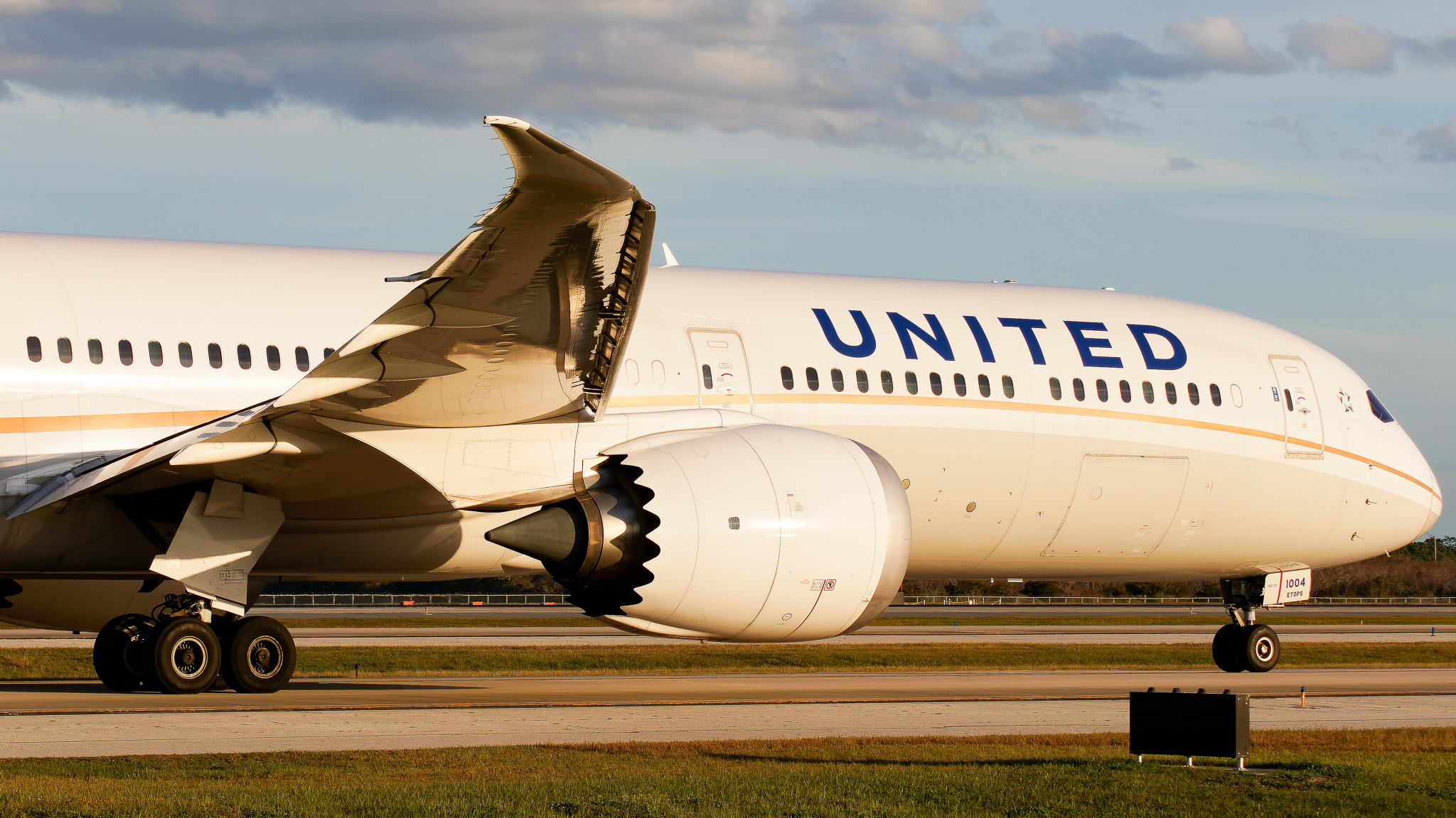 Full size: United Airlines Boeing 787-10 N12004 at Orlando International Airport