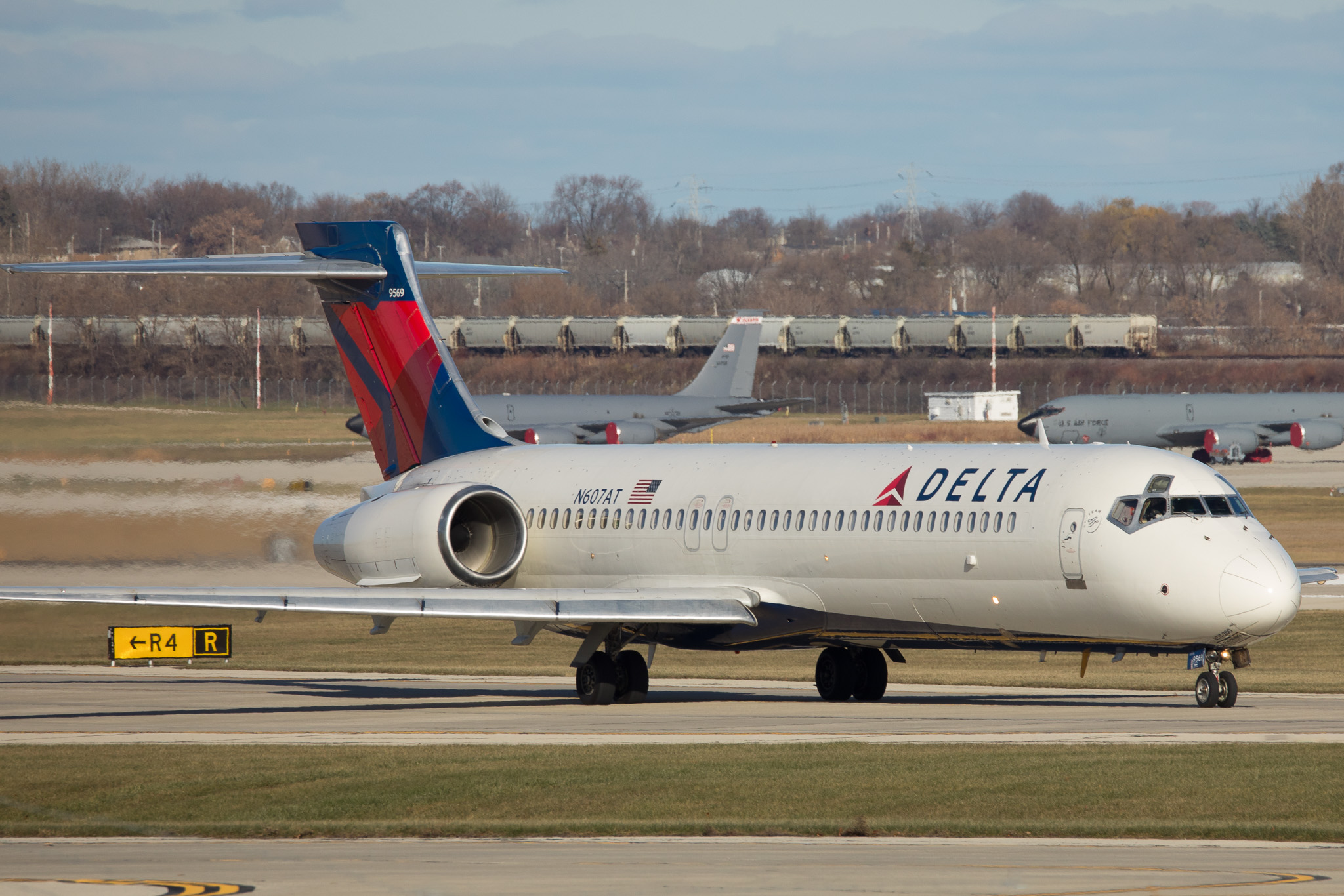 Full size: Delta Airlines Boeing 717-200 N607AT at General Mitchell International Airport