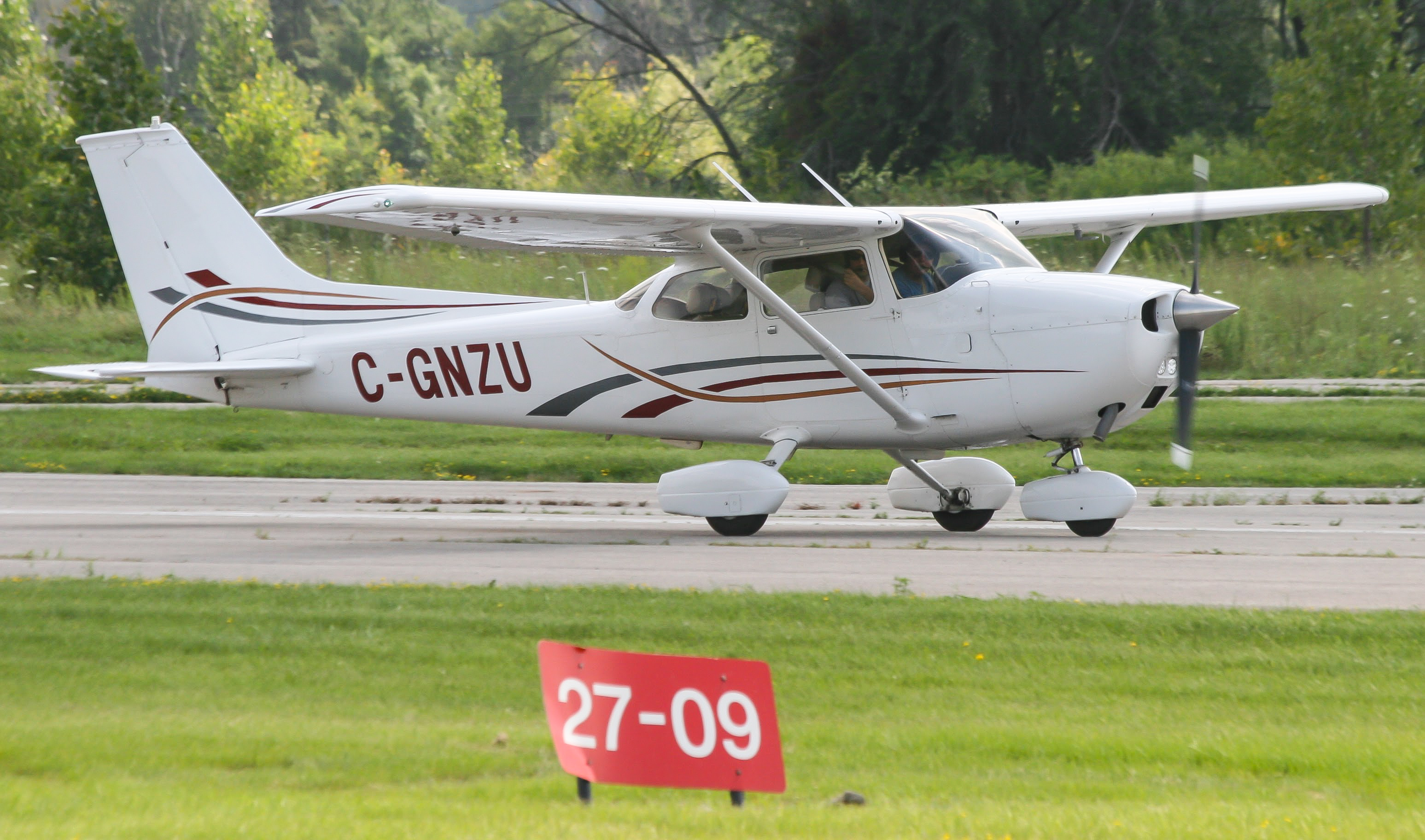 Full size: Private Cessna 172 C-GNZU at 