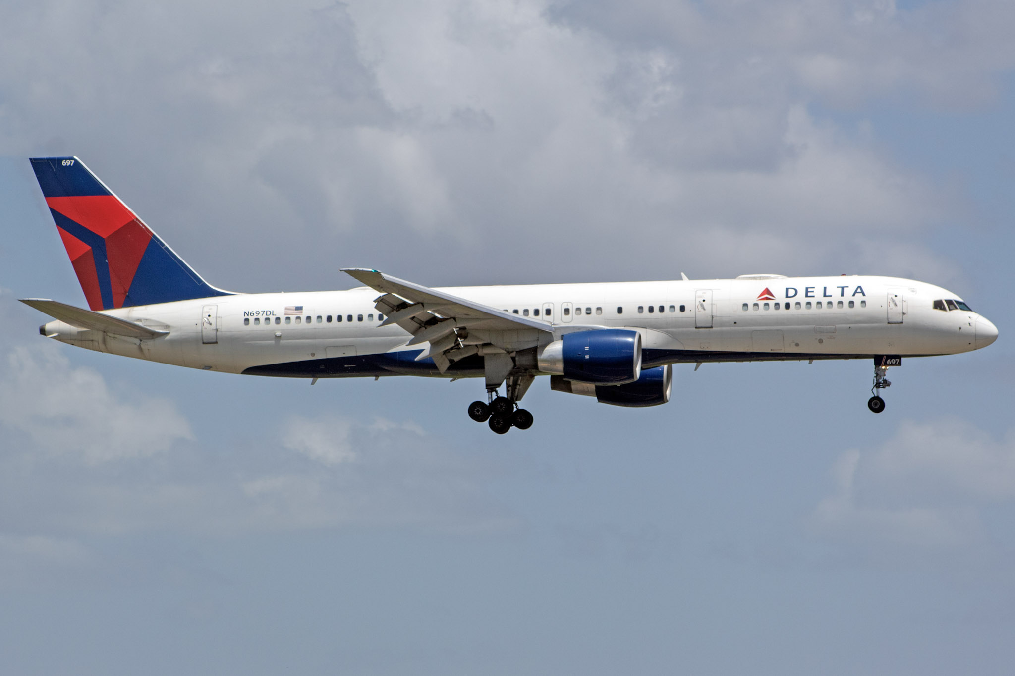 Full size: Delta Airlines Boeing 757-200 N697DL at Orlando International Airport