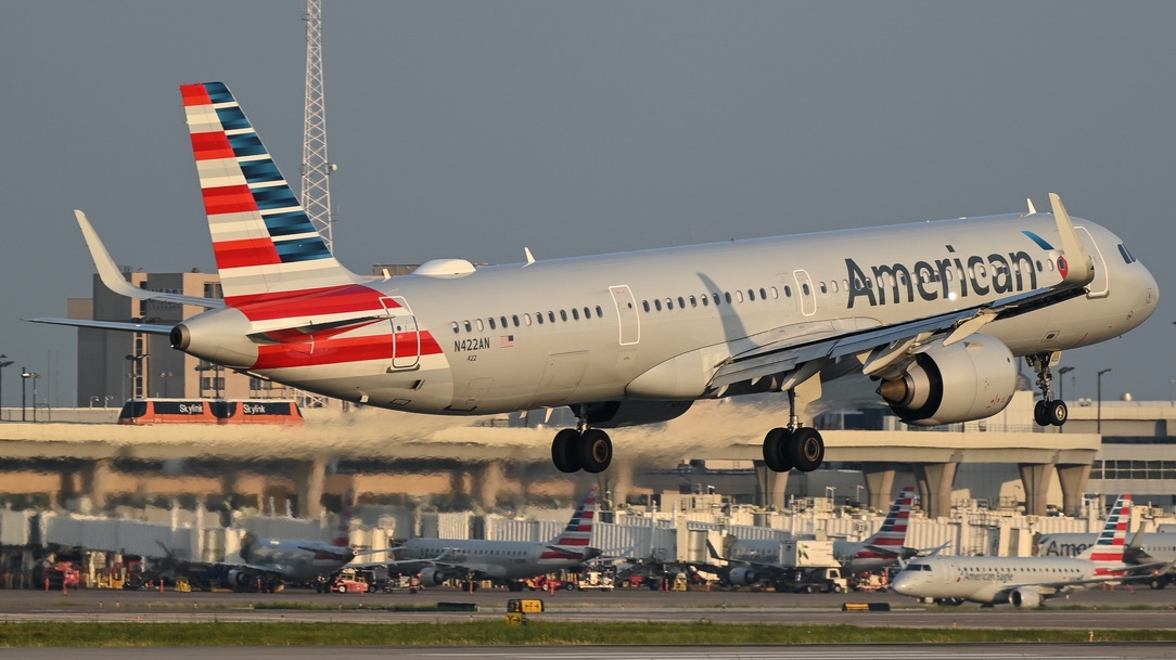 Full size: American Airlines Airbus A321NEO N422AN at Dallas-Fort Worth International Airport