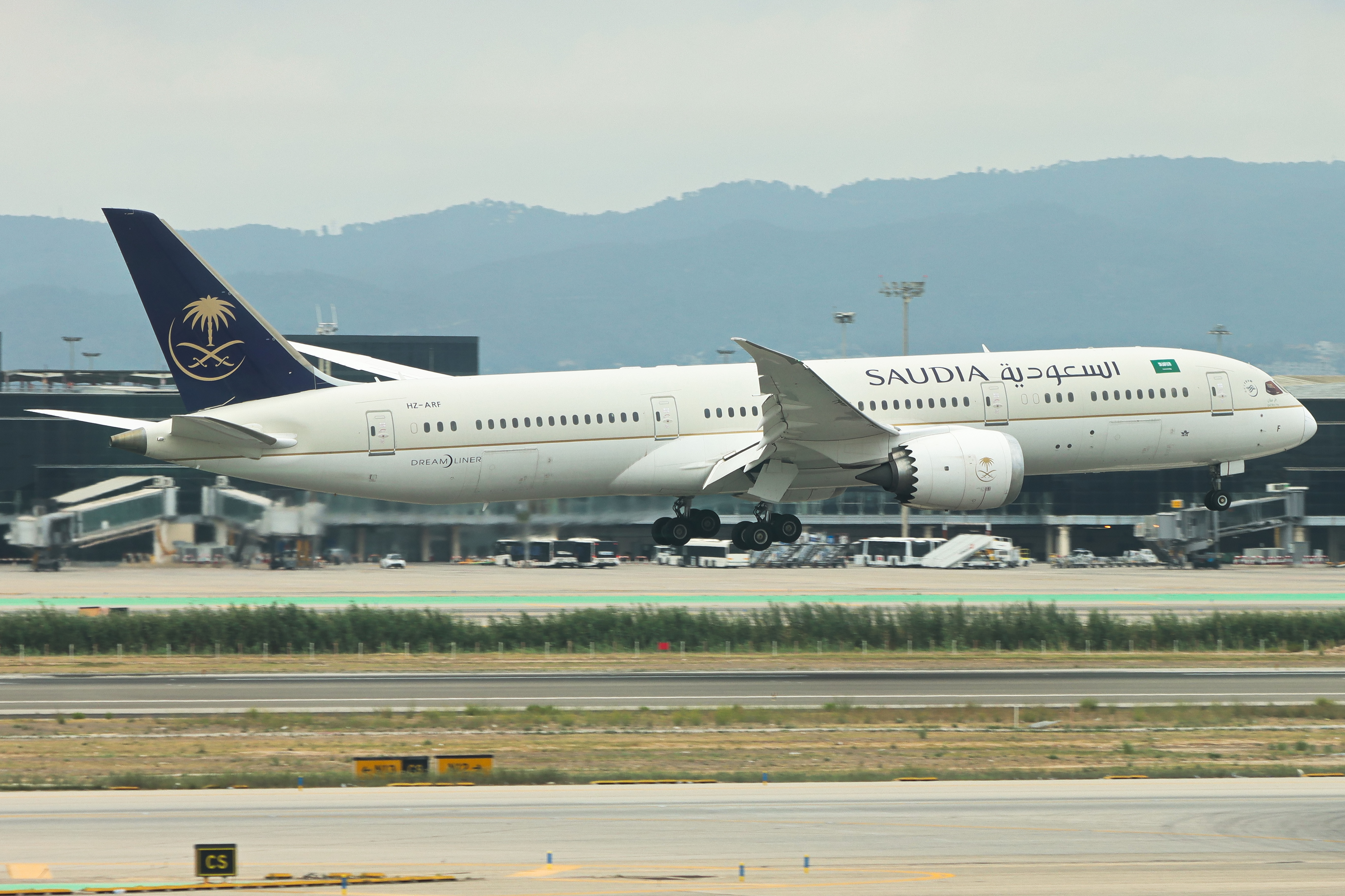 Full size: Saudia Boeing 787-9 HZ-ARF at Barcelona El Prat Airport