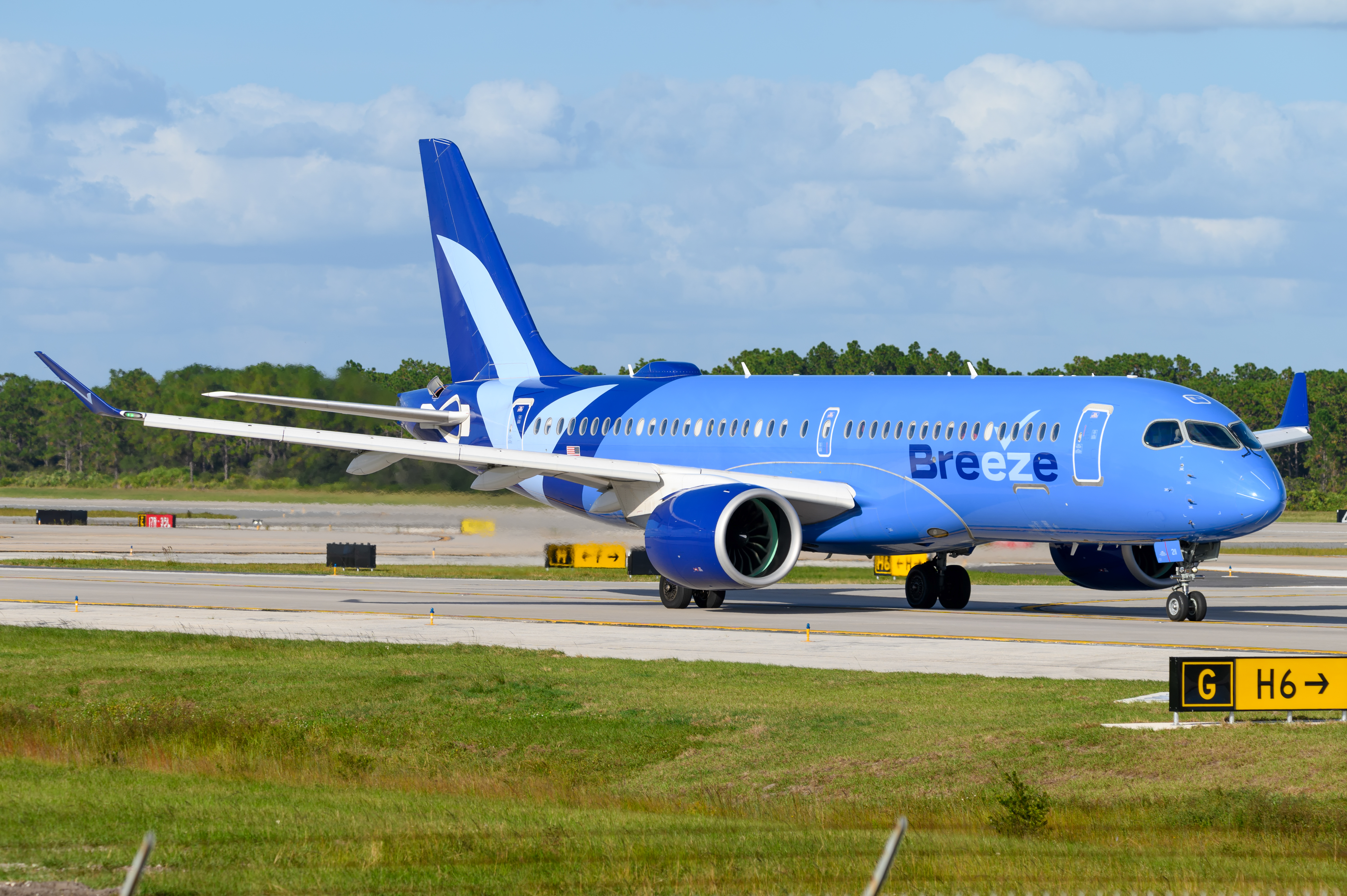 Full size: Breeze Airways Airbus A220-100 N211BZ at Orlando International Airport