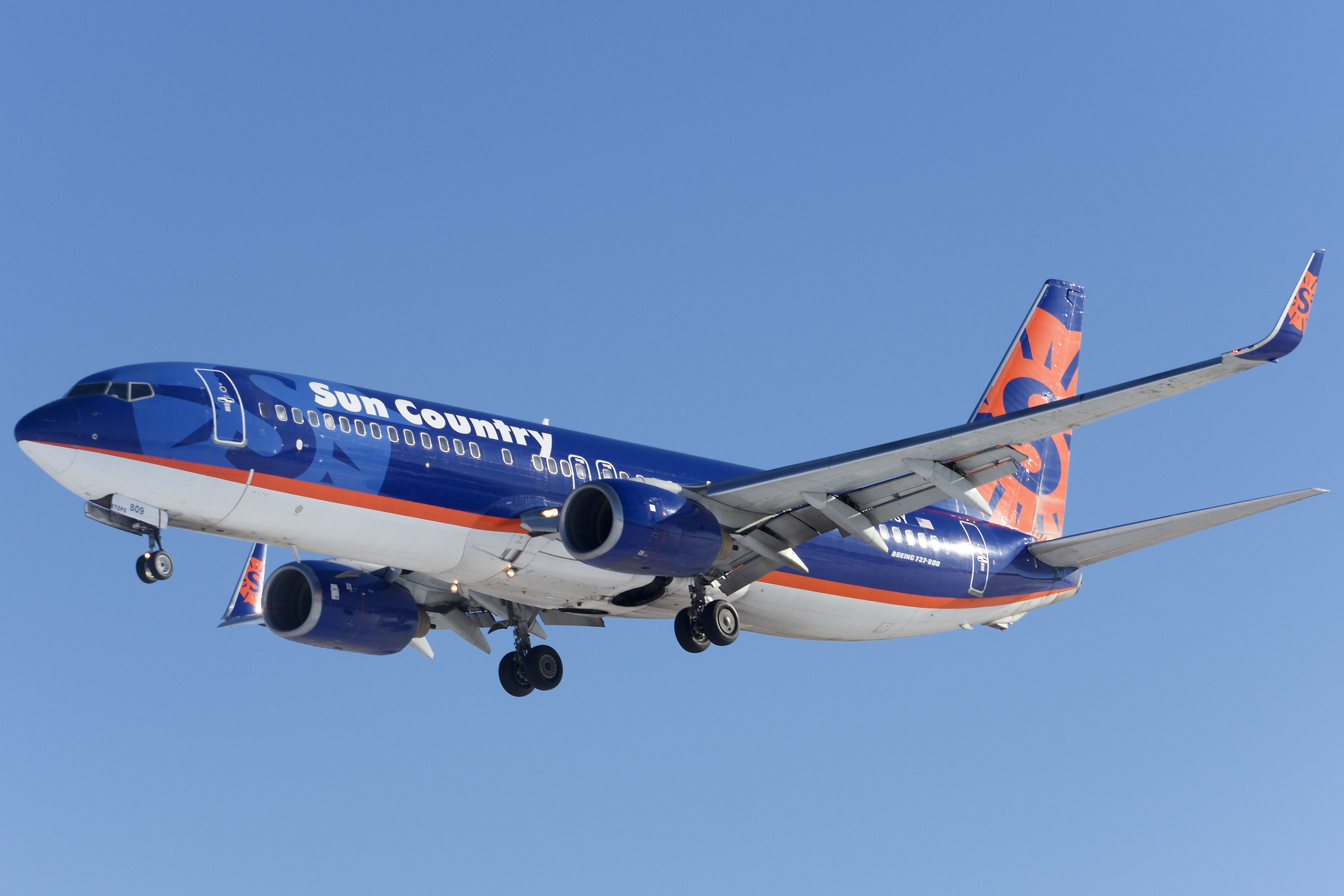Full size: Sun Country Airlines Boeing 737-800 N809SY at Green Bay-Austin Straubel International Airport