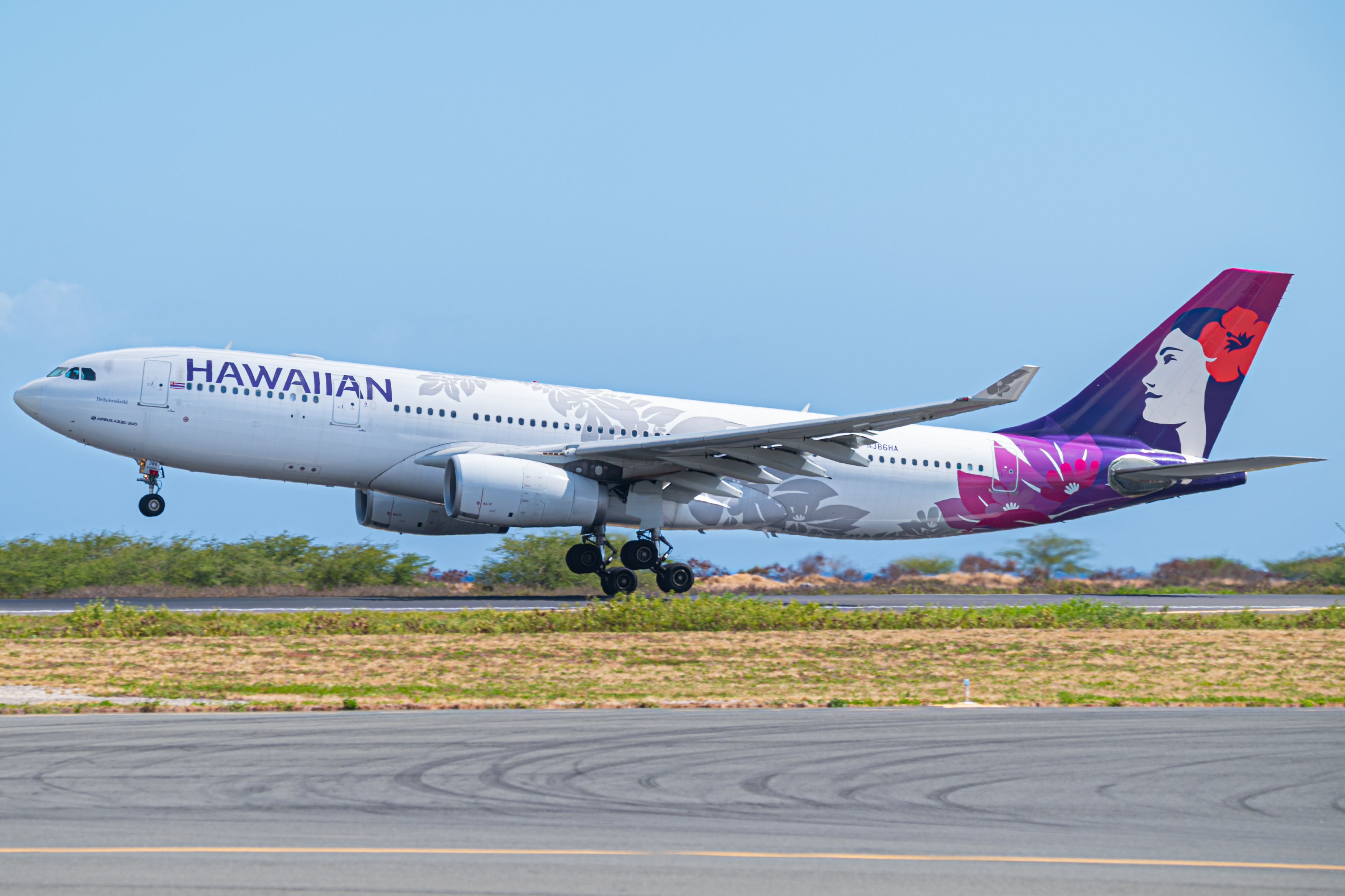 Full size: Hawaiian Airlines Airbus A330-200 N386HA at Daniel K Inouye International Airport