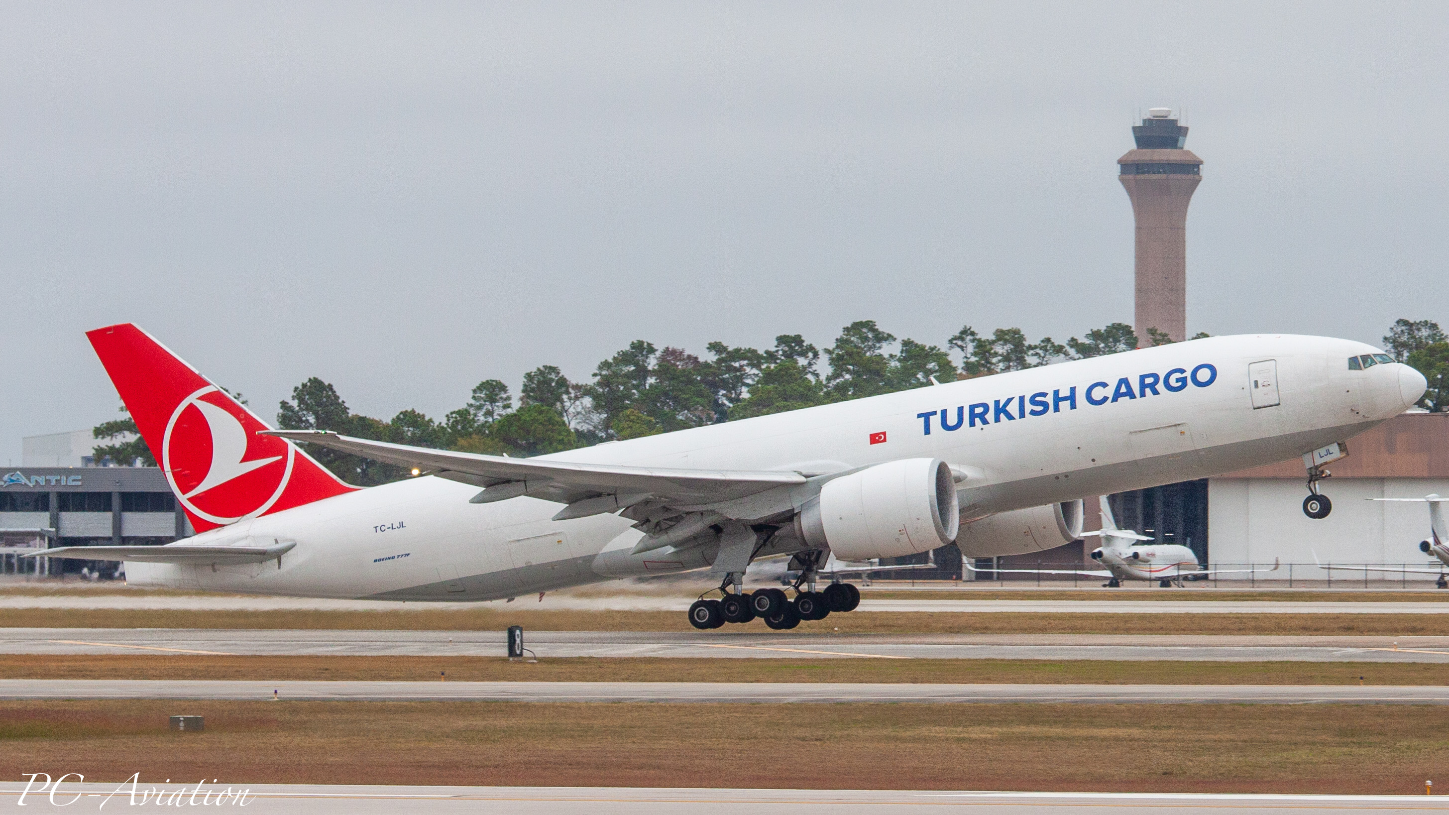 Full size: Turkish Airlines Cargo Boeing 777-200 TC-LJL at Houston-George Bush Intercontinental Airport
