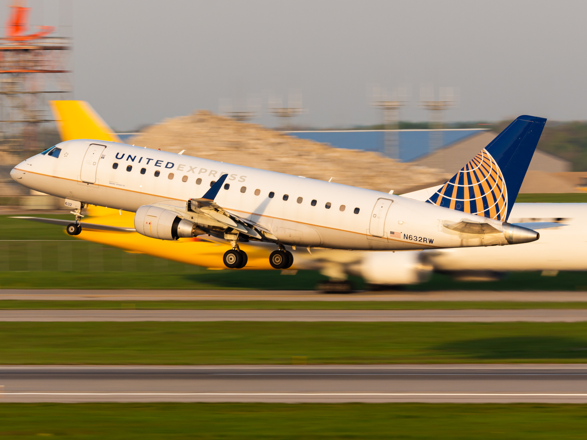 Full size: United Express Embraer E170SE N632RW at Cincinnati/Northern Kentucky International Airport