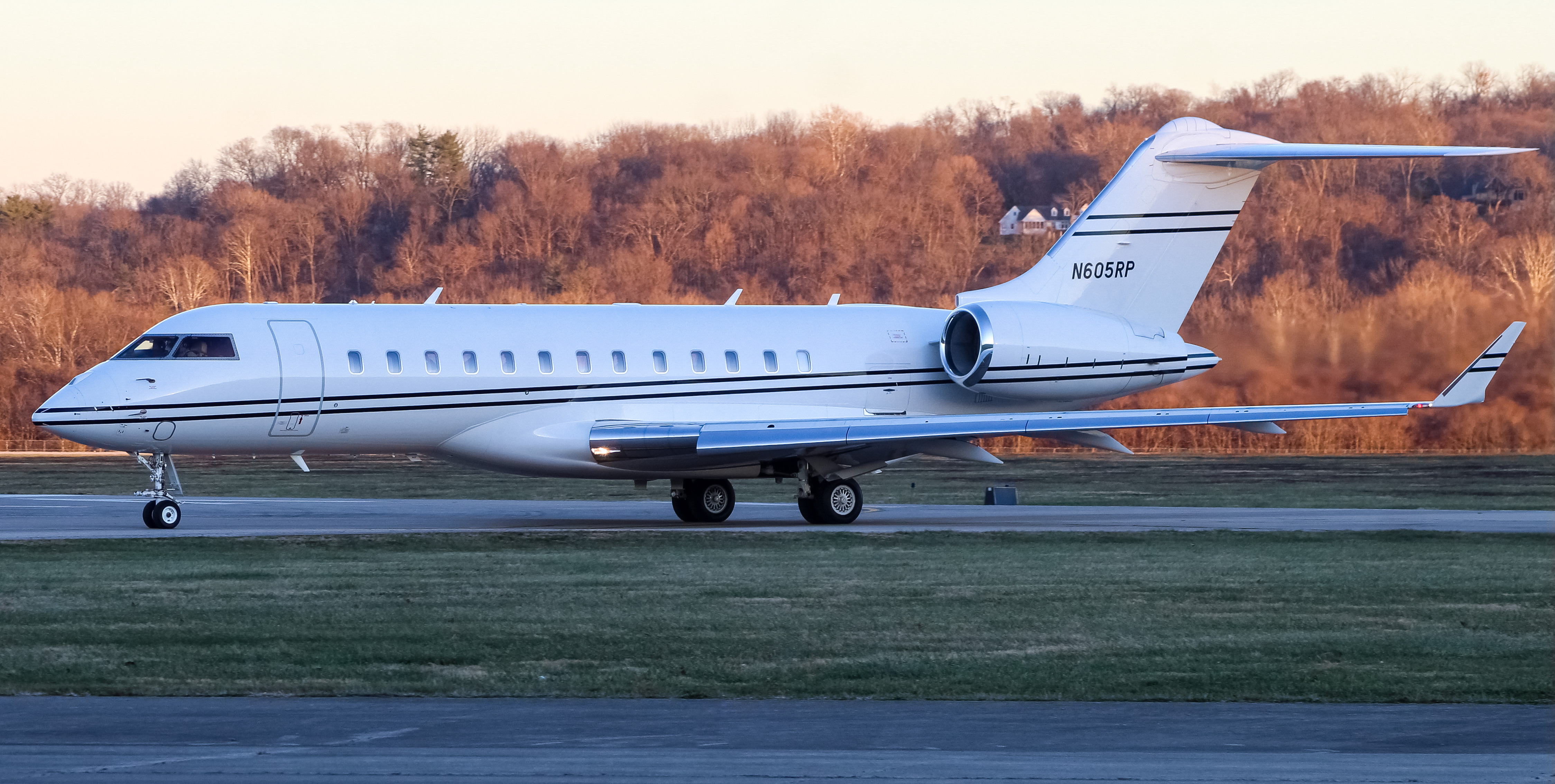 Full size: PRIVATE  Bombardier global Express N605RP at Cincinnati Municipal Airport/Lunken Field