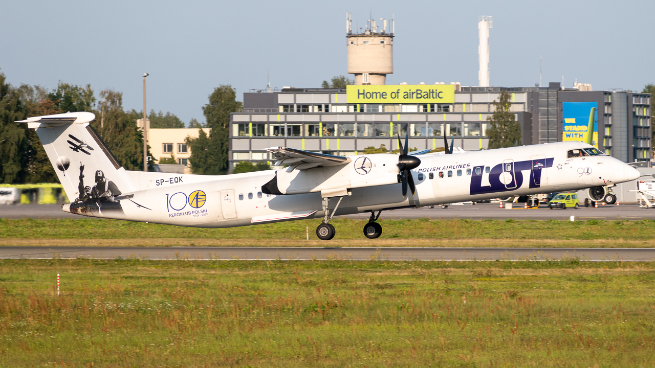 Full size: LOT Polish Airlines De Havilland Dash-8 q400 SP-EQK at Riga International Airport