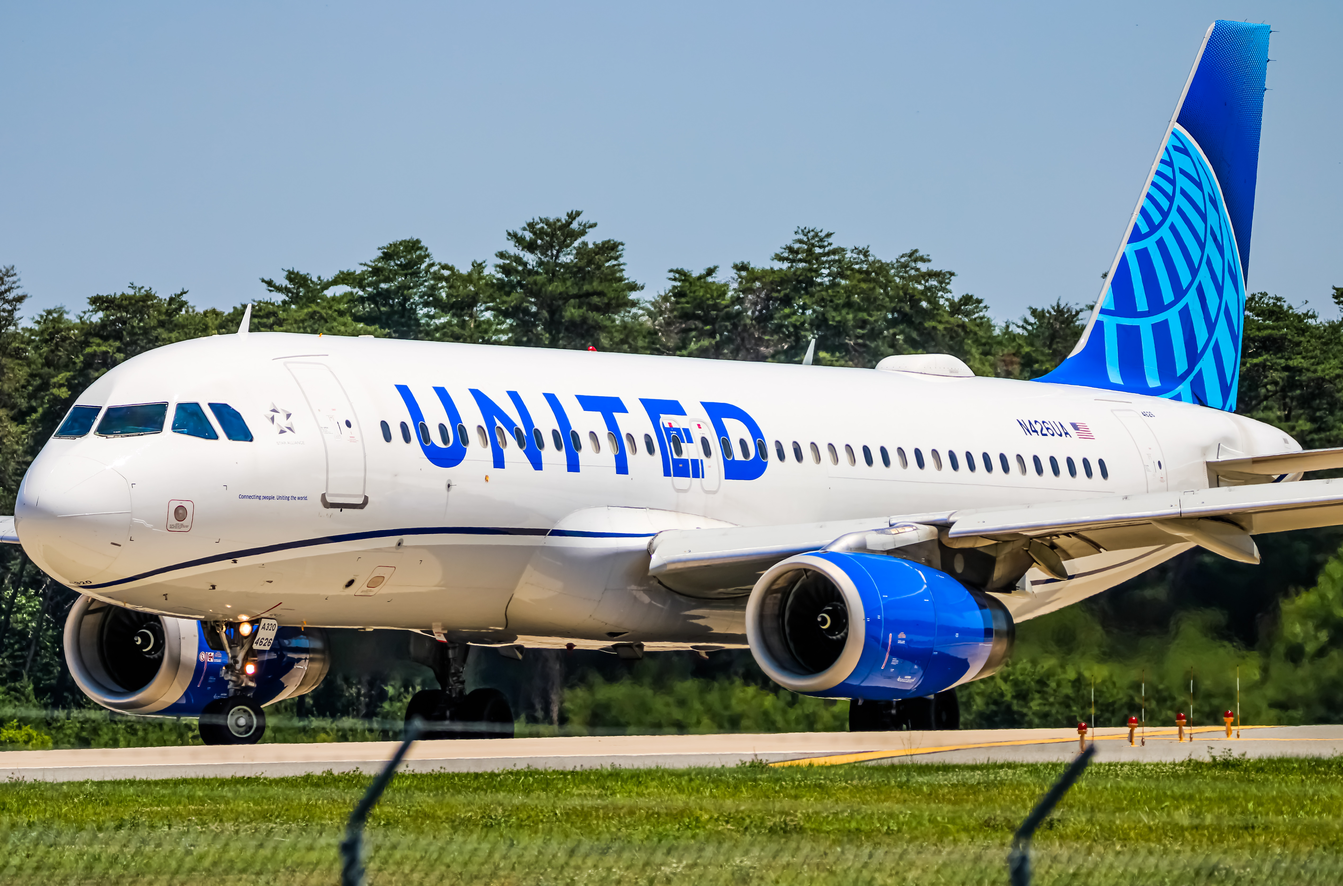Full size: United Airlines Airbus A320 N426UA at Baltimore/Washington International Thurgood Marshall Airport