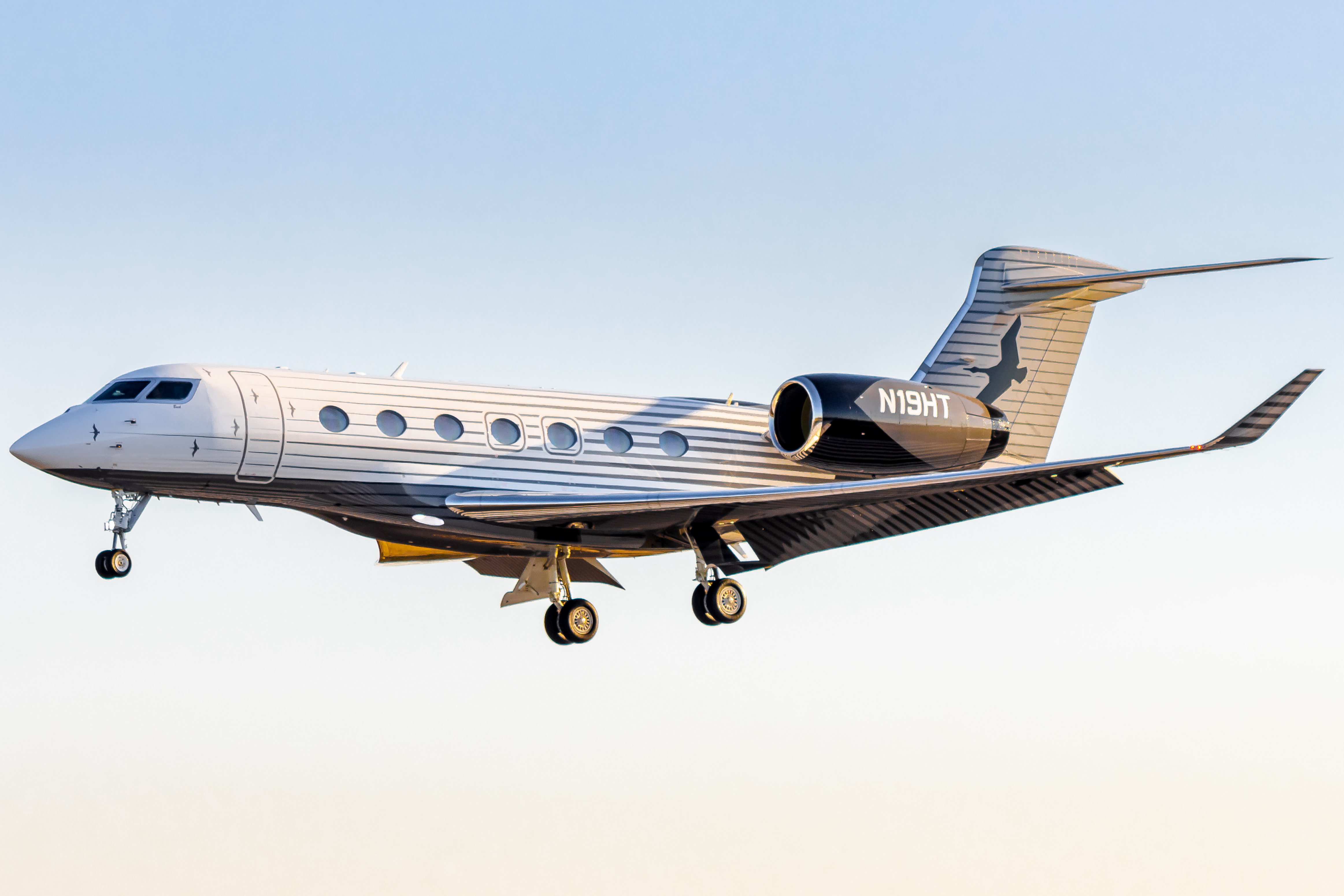 Full size: PRIVATE Gulfstream G500 N19HT at Roberts Field Airport