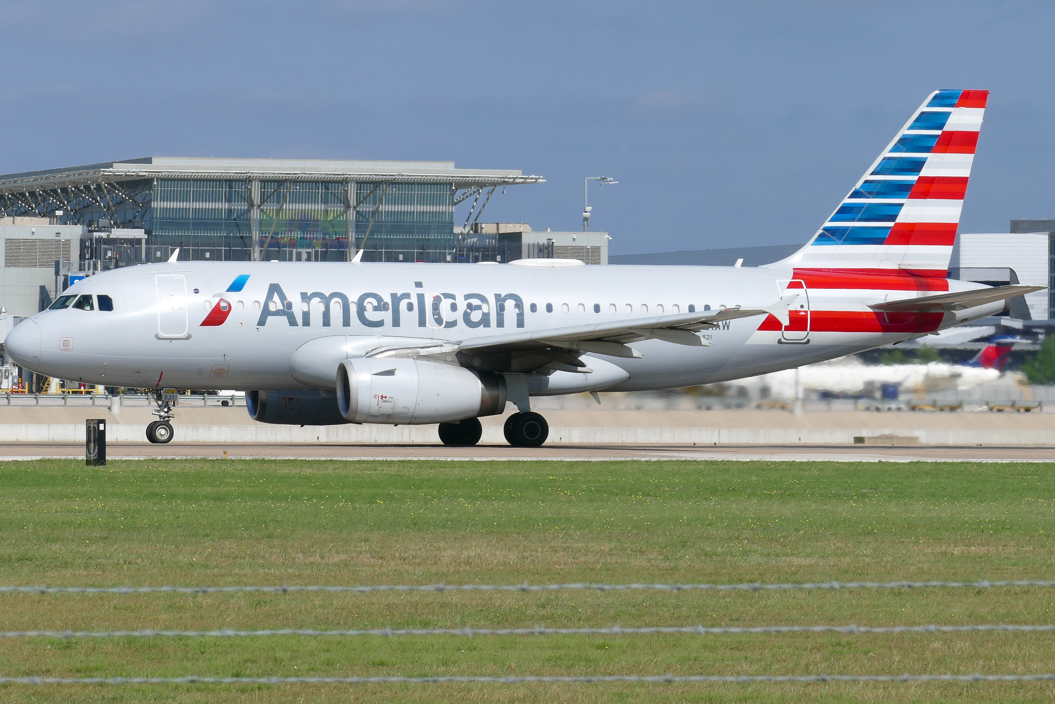 Full size: American Airlines Airbus A319 N821AW at Austin-Bergstrom International Airport
