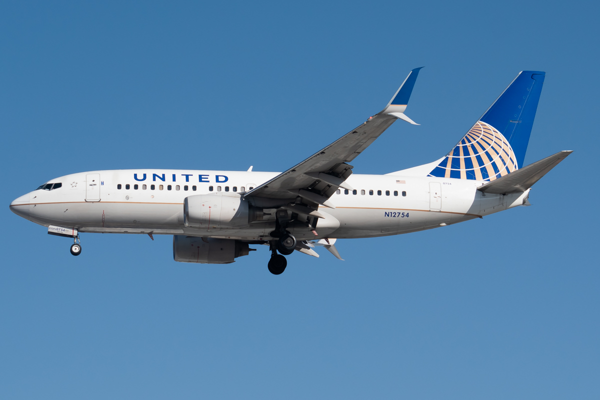 Full size: United Airlines Boeing 737-700 N12754 at Mexico City International Airport