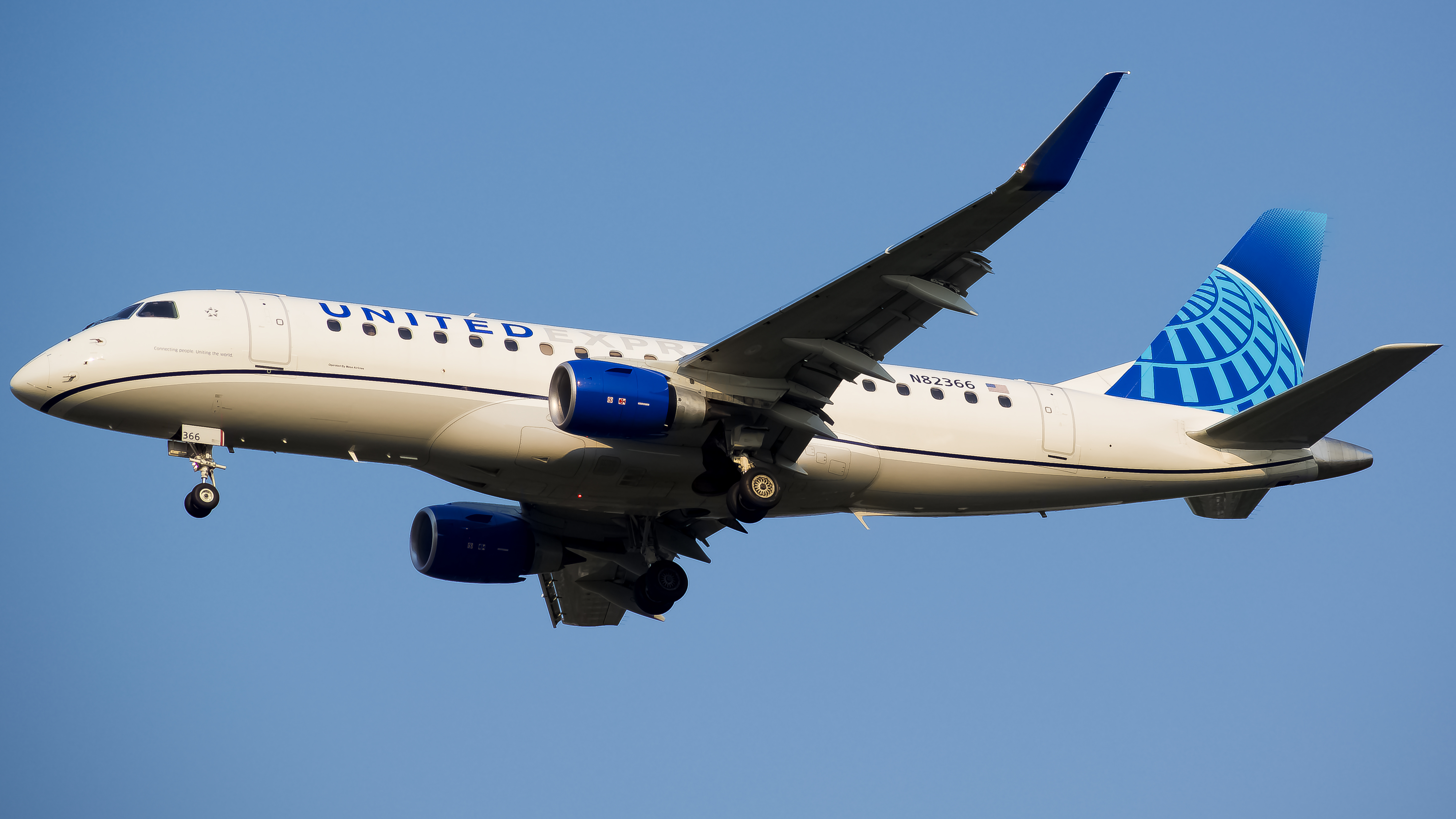 Full size: United Airlines Embraer E175 N83266 at Washington Dulles International Airport