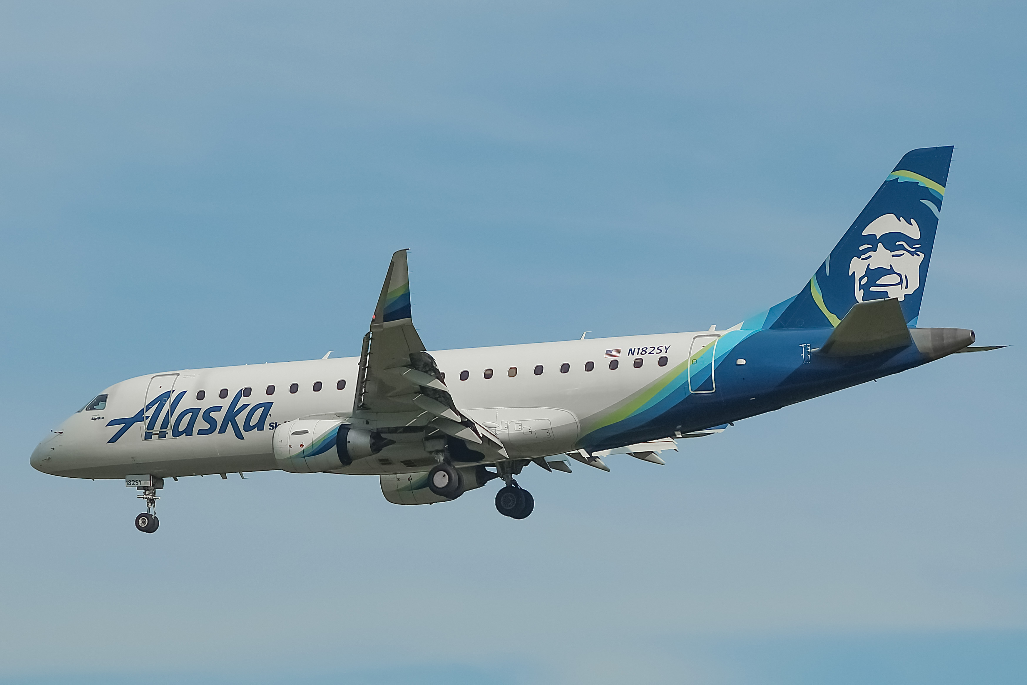 Full size: Alaska Airlines Embraer E175 N182SY at General Mitchell International Airport