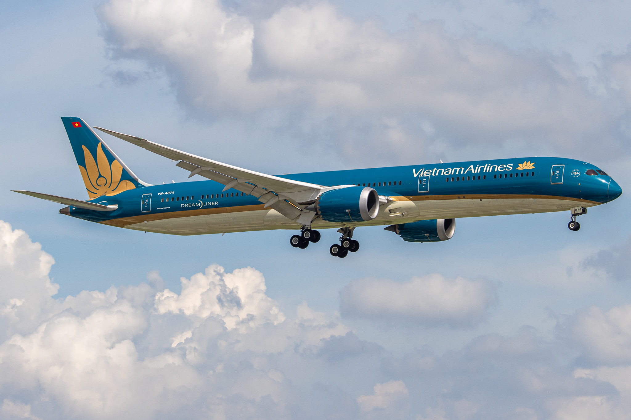 Full size: Vietnam Airlines Boeing 787-10 VN-A874 at Tan Son Nhat International Airport