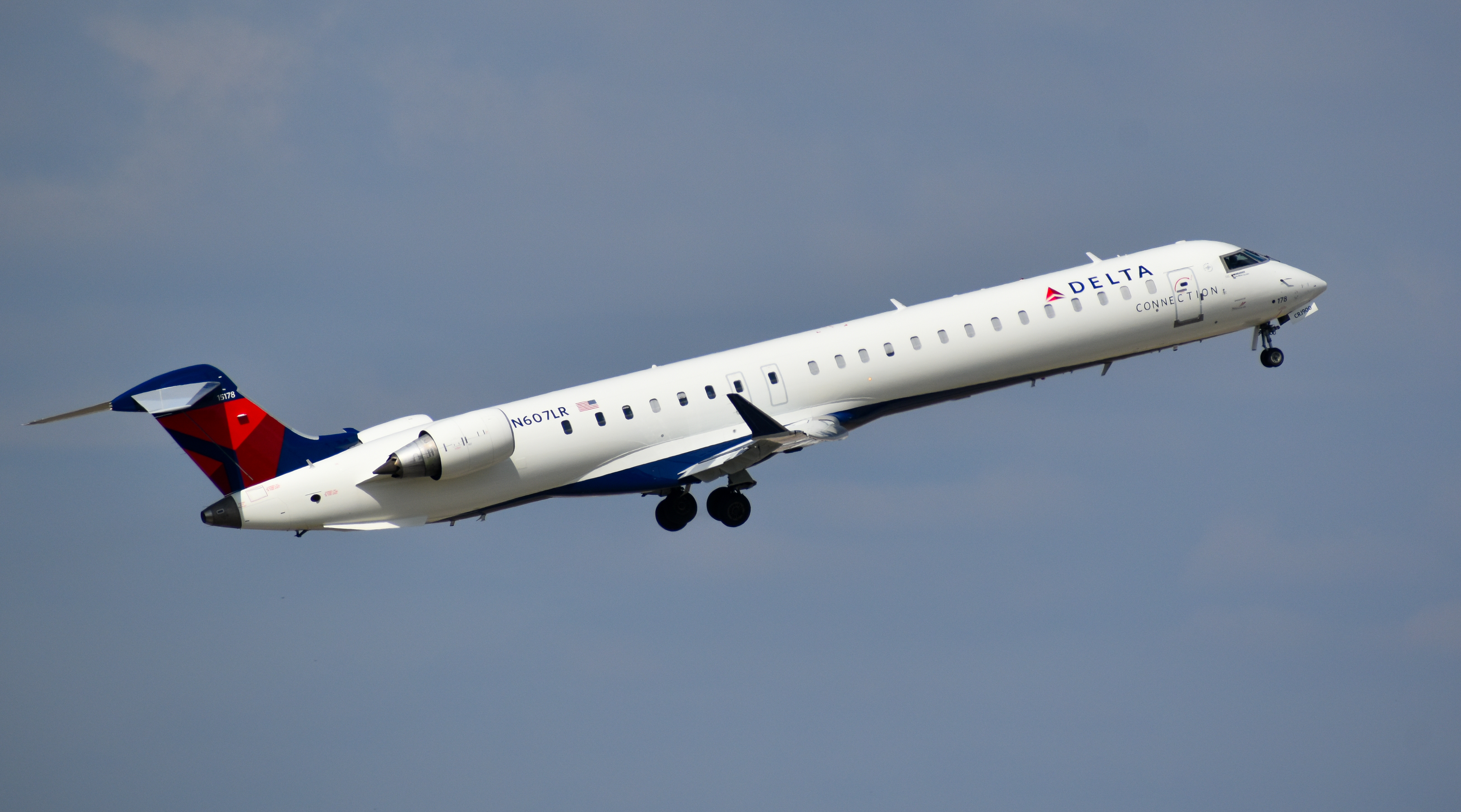 Full size: Delta Connection Mitsubishi CRJ-900 N607LR at Cincinnati/Northern Kentucky International Airport
