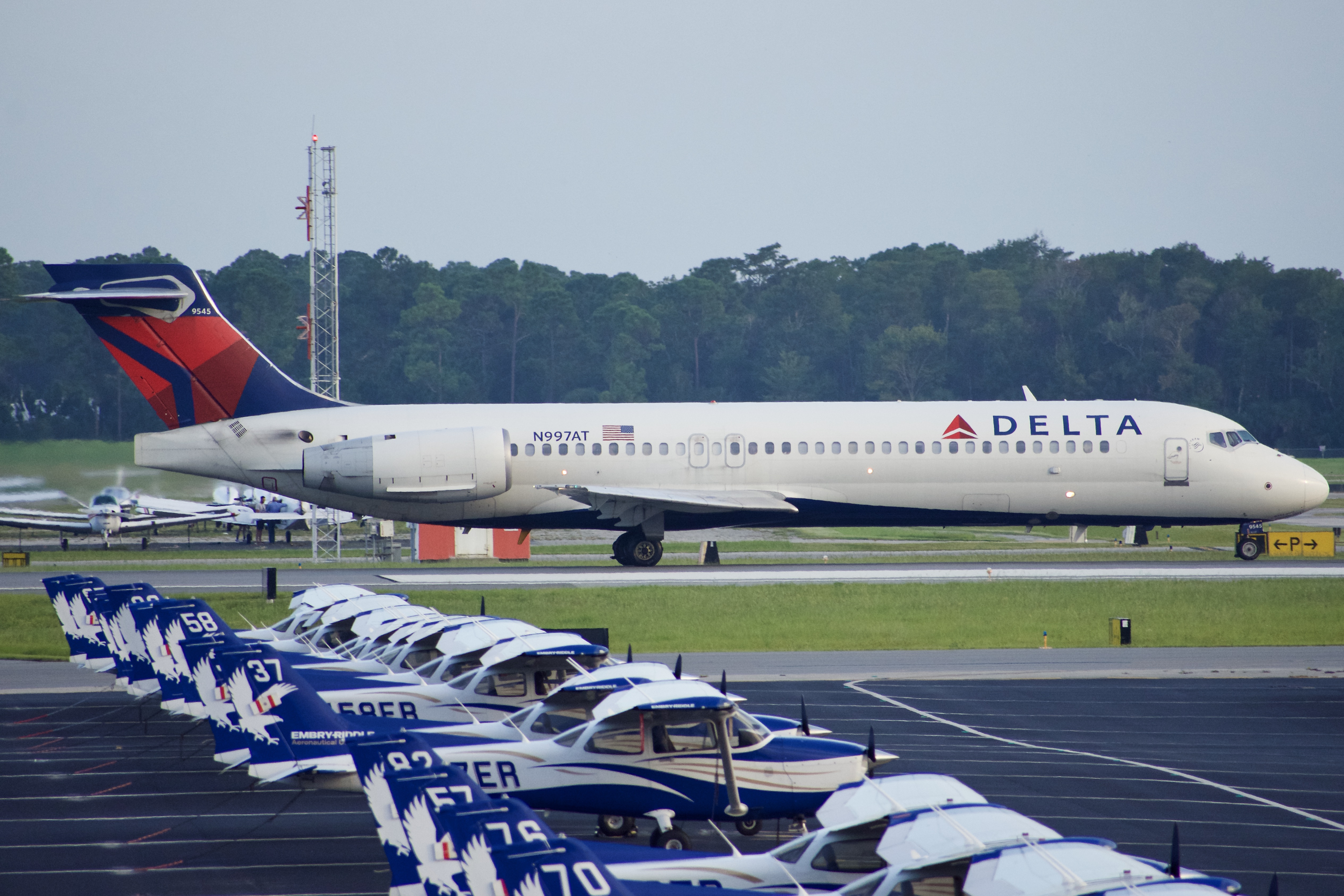Full size: Delta Airlines Boeing 717-200 N997AT at Daytona Beach International Airport