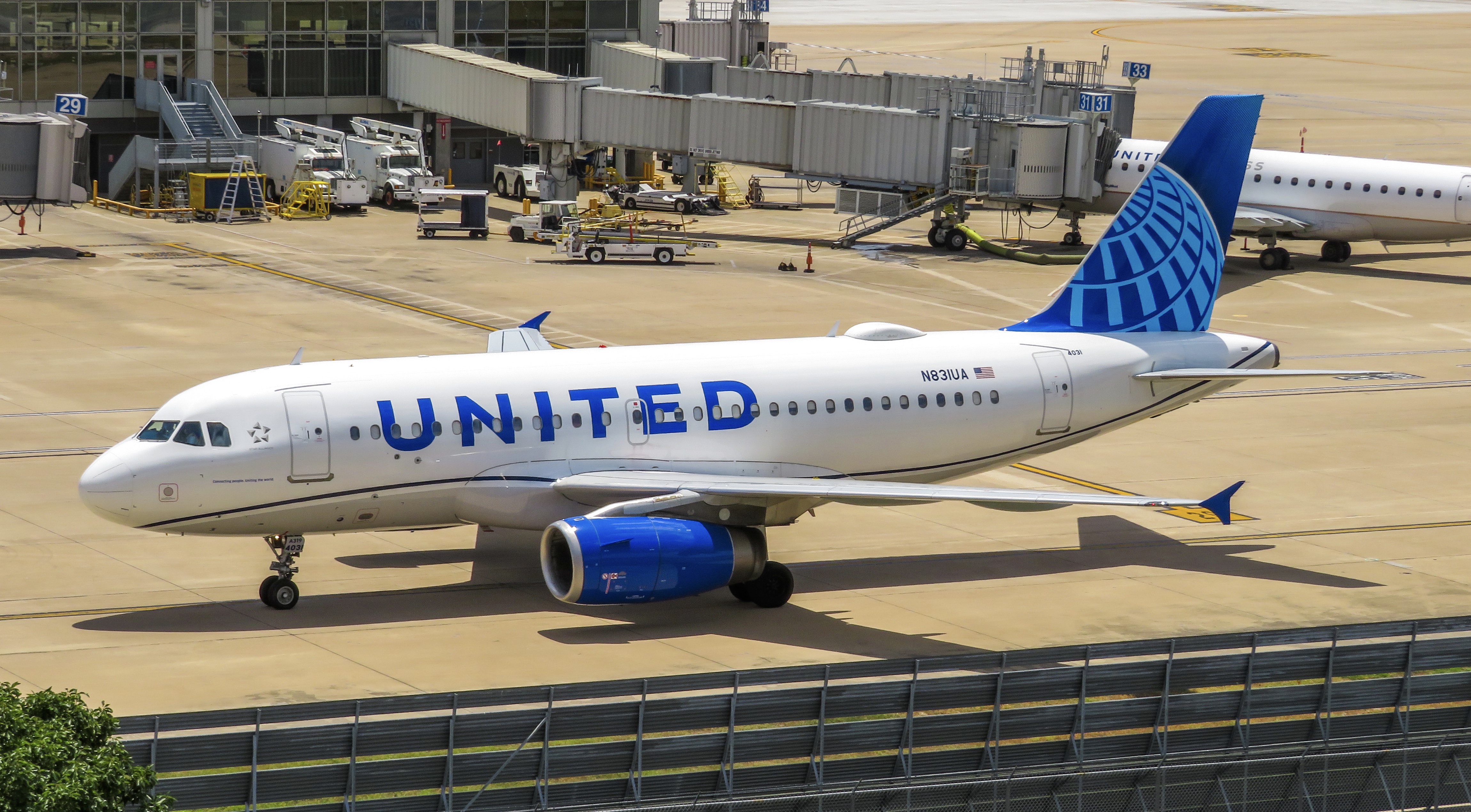 Full size: United Airlines Airbus A319 N831UA at Austin-Bergstrom International Airport