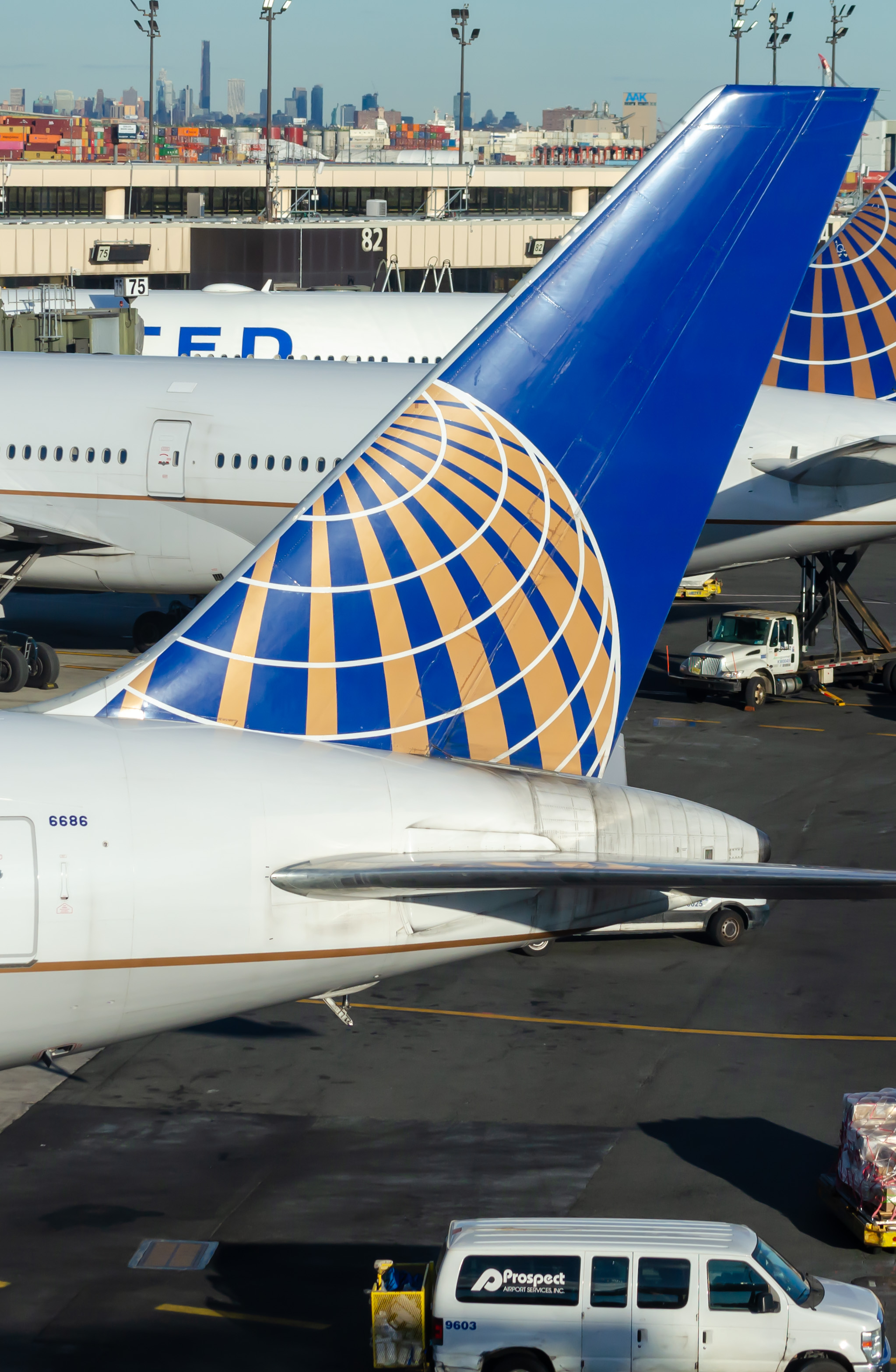 Full size: United Airlines Boeing 767-300ER N686UA at Newark Liberty International Airport